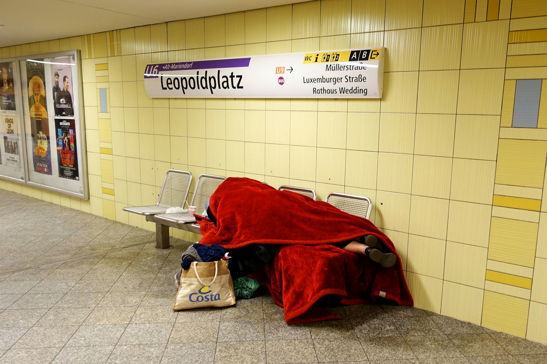 Armut in der Hauptstadt – Leopoldplatz im Winter: Eine obdachlose Person suchte hier Schutz vor der eisigen Kälte und richtete sich für die Nacht beim U-Bahnhofseingang ein. Die Kältehilfe bietet nun Obdachlosen einen sicheren Schlafplatz und Schutz vor frostigen Winternächten – Hilfe, die Leben retten kann.