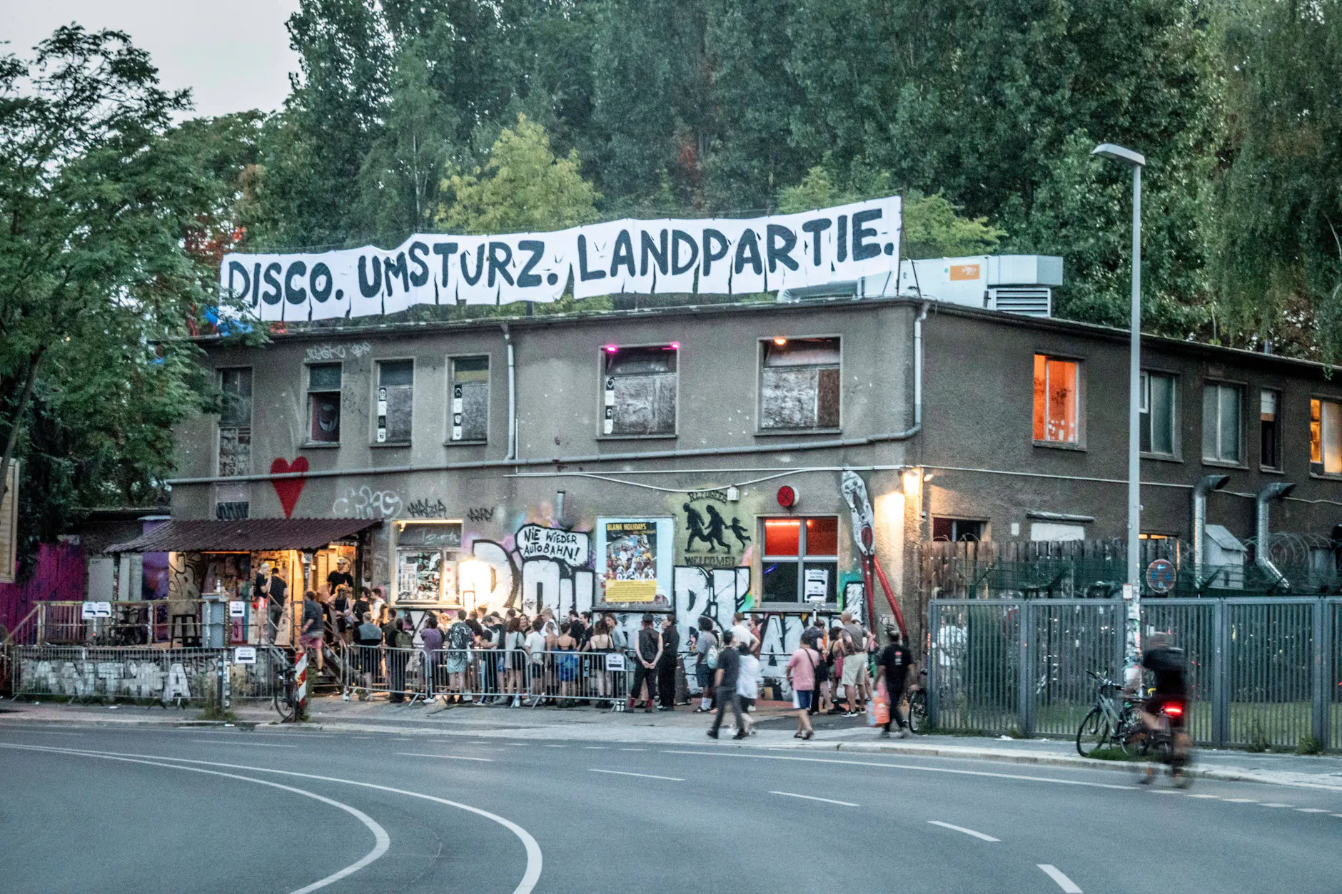 Schlange vor dem Techno-Club About Blank in Berlin-Friedrichshain