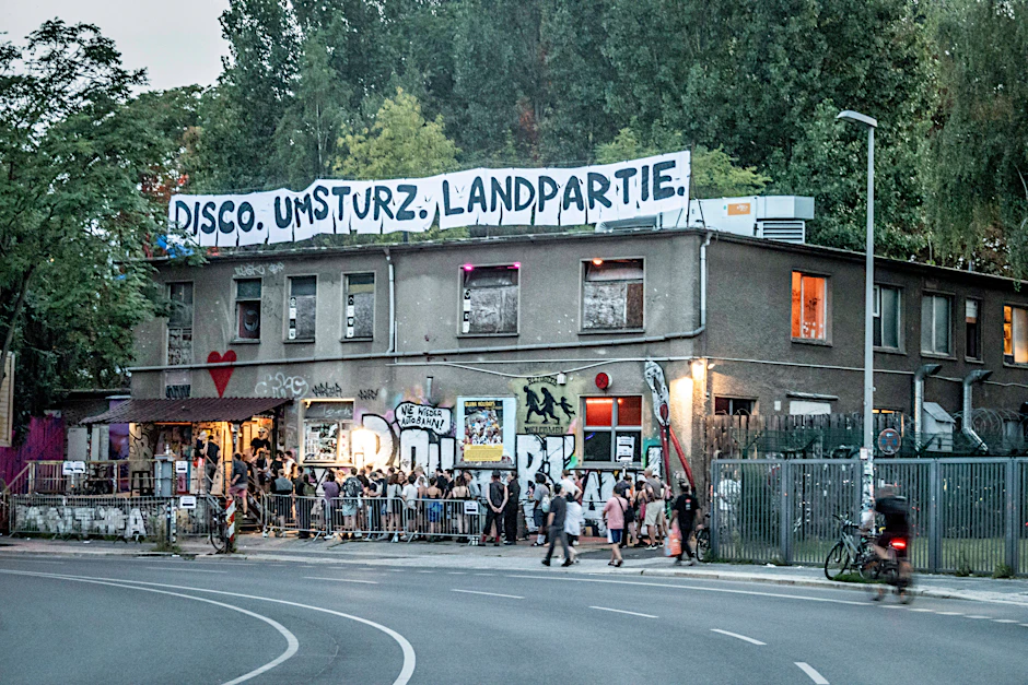 Schlange vor dem Techno-Club About Blank in Berlin-Friedrichshain