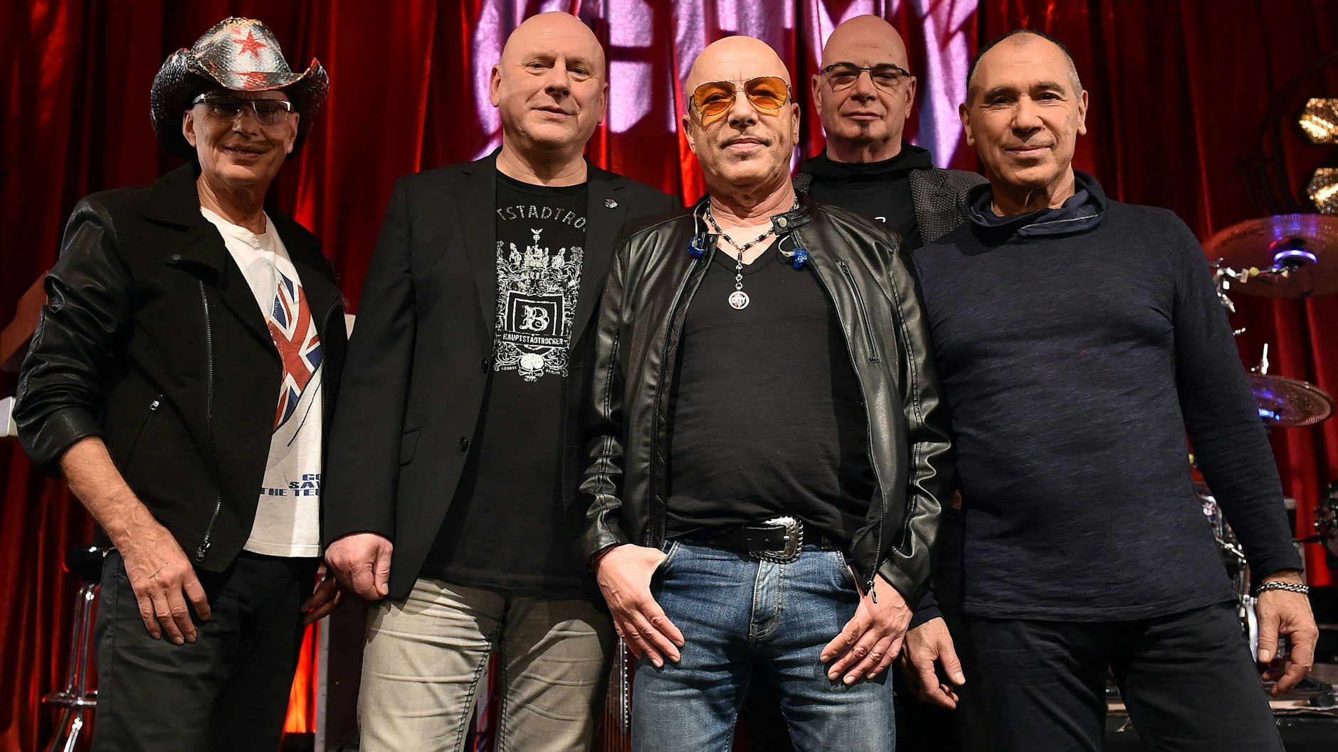 Der Gitarrist Fritz Puppel (v. l.), Keyboarder Manfred Hennig, der Sänger Toni Krahl, der Schlagzeuger Klaus Selmke und der Bassist und der Geiger Georgi Gogow von der DDR-Band City.