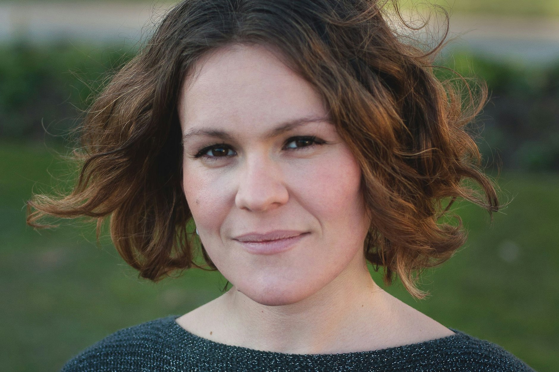 Marion Messina, Jahrgang 1990, veröffentlichte zuerst den Roman „Fehlstart“, der 2020 auch auf Deutsch erschien. „Die Entblößten“ dreht die Wirklichkeit ein bisschen weiter.