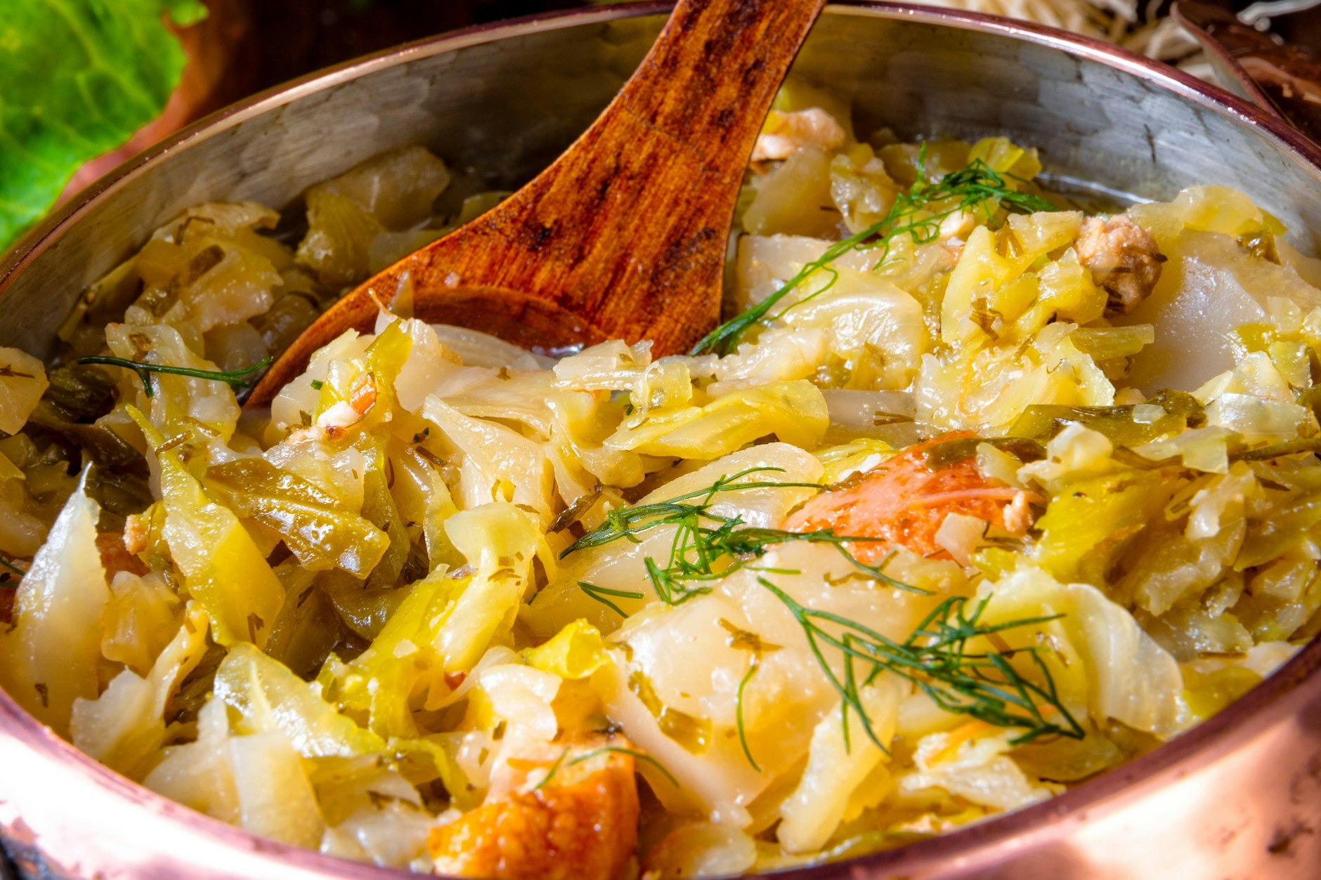 Dieser leckere Spitzkohl mit Speck nach Omas Rezept ist ein deftiger Klassiker fürs Abendbrot – und verschönert jeden düsteren Herbst-Abend!