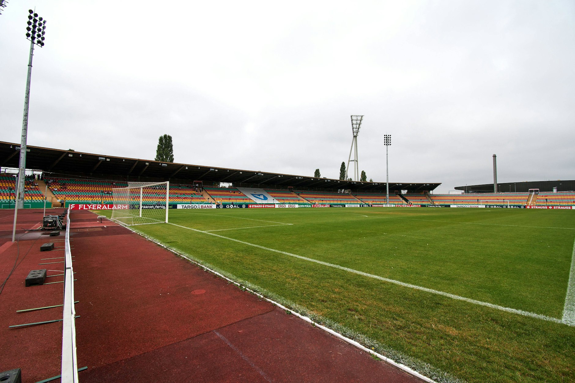 Das leere Jahnstadion in Berlin-Prenzlauer Berg kurz vor dem Abriss: Es kommt in eine lange Liste der DDR-Bauwerke, die nach der Wiedervereinigung aus dem Bild der Hauptstadt verschwunden sind.