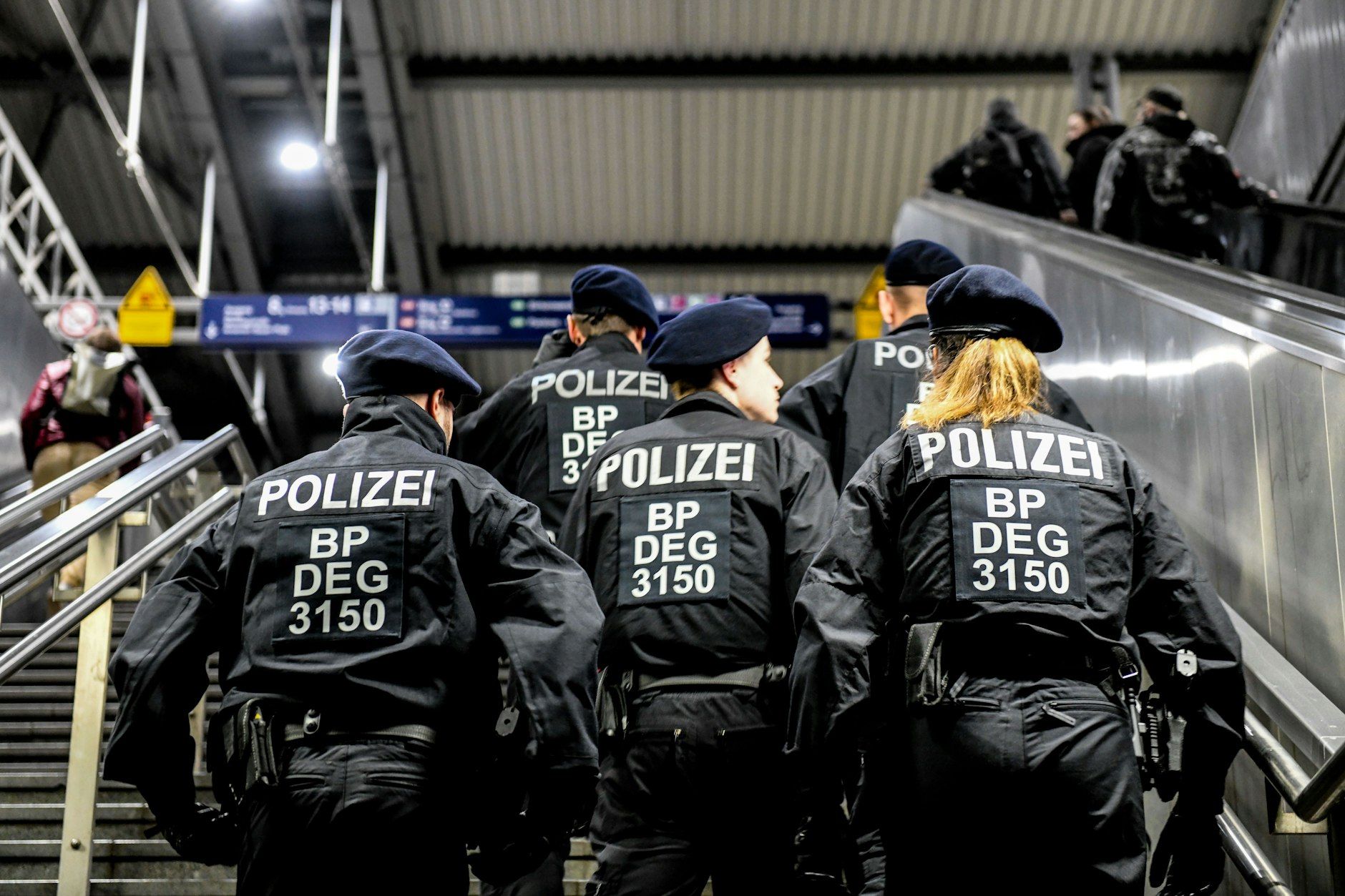 Die Polizei auf dem Weg zur Messerkontrolle im Bahnhof Berlin-Ostkreuz.