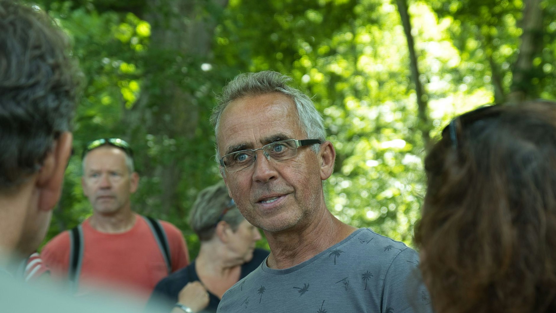 Andreas Kuhfuß führt Gäste über die Urlaubsinsel der DDR-Minister.