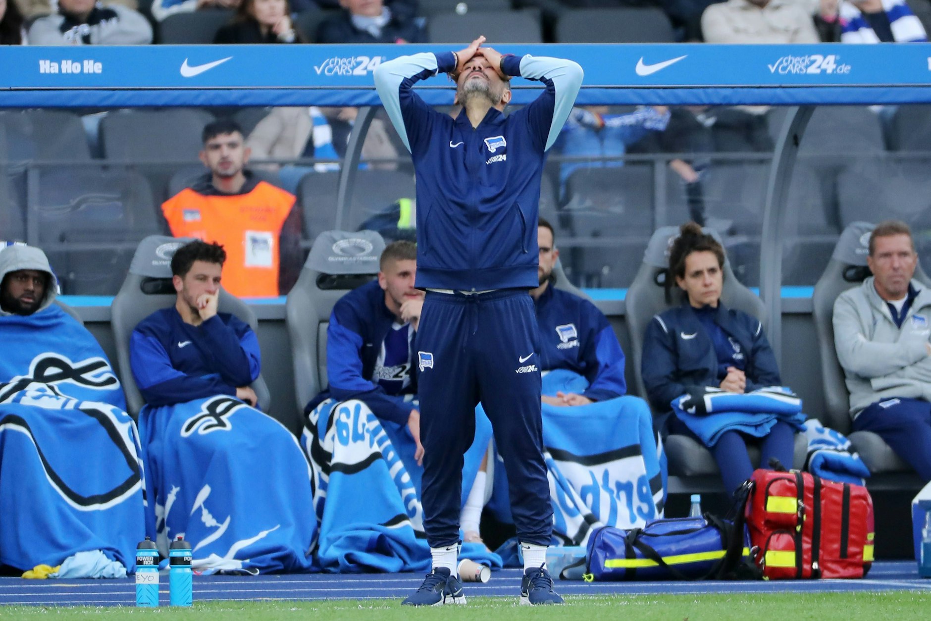 Trainer Cristian Fiel (44) verzweifelte gegen Elversberg angesichts der miesen Leistung seiner Spieler. So gelingt Hertha BSC nicht der Aufstieg.