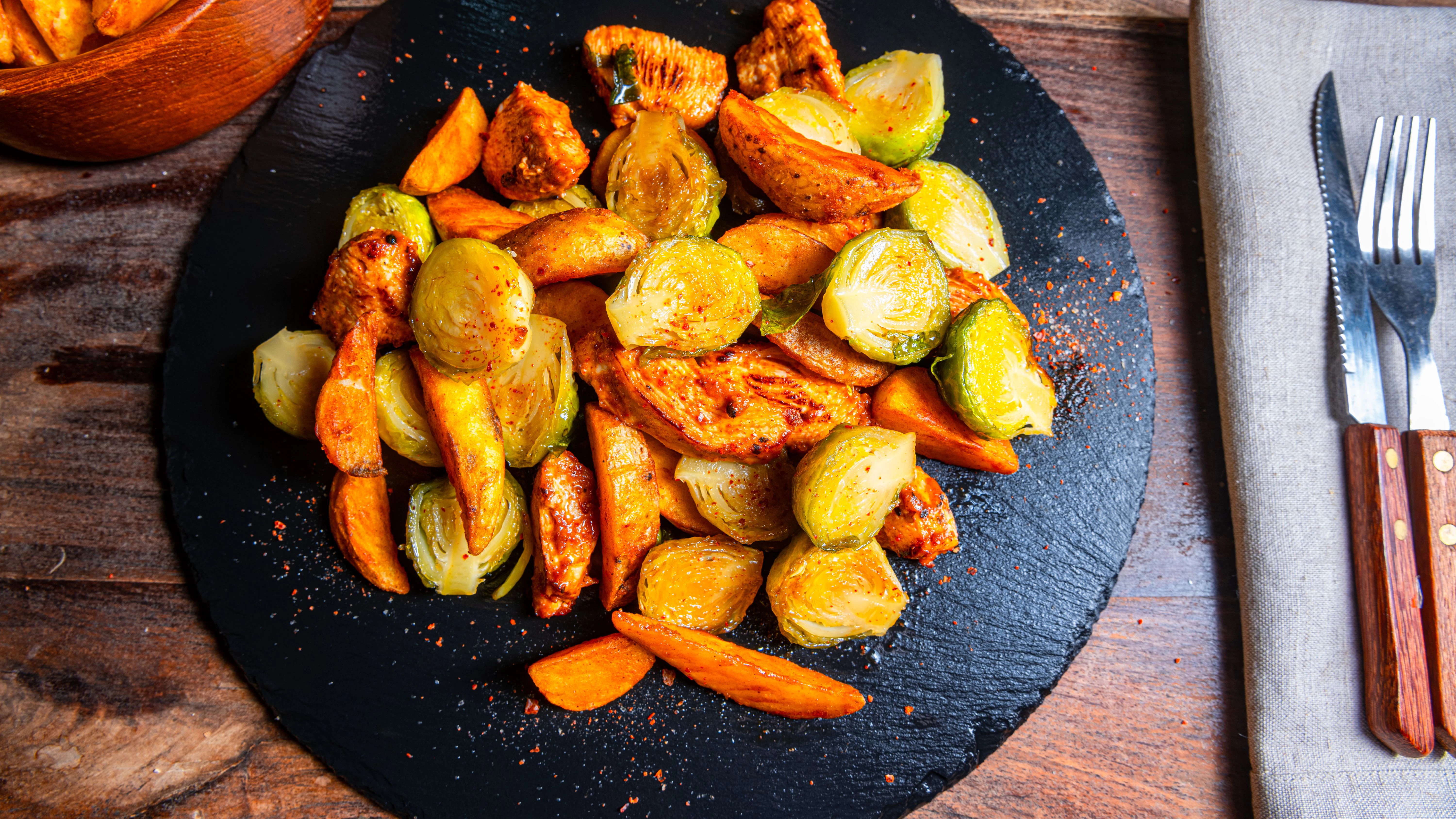 Gesund und lecker: Die Rosenkohlpfanne mit Kartoffeln und Hähnchen