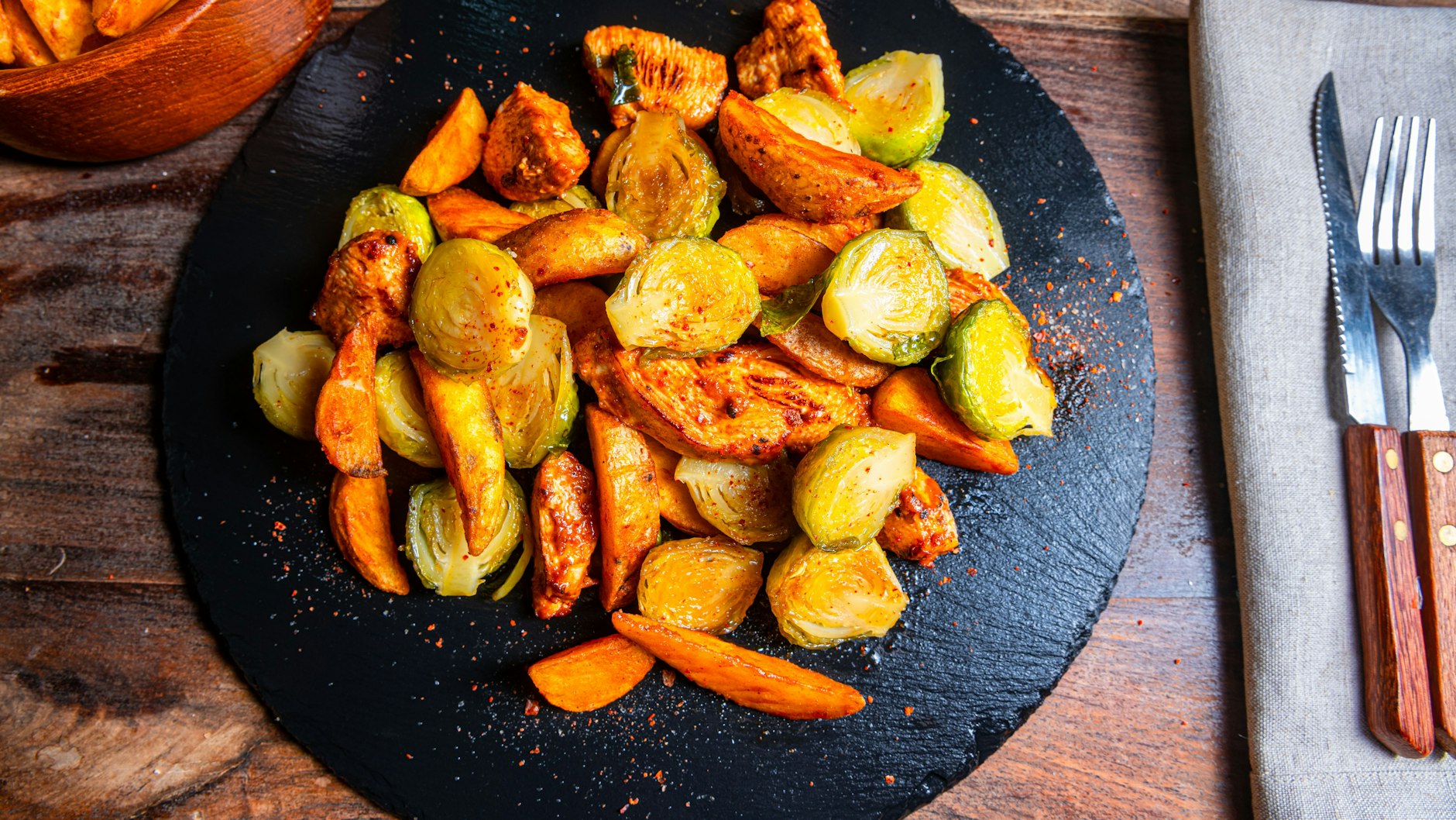 Gesund und lecker: Die Rosenkohlpfanne mit Kartoffeln und Hähnchen