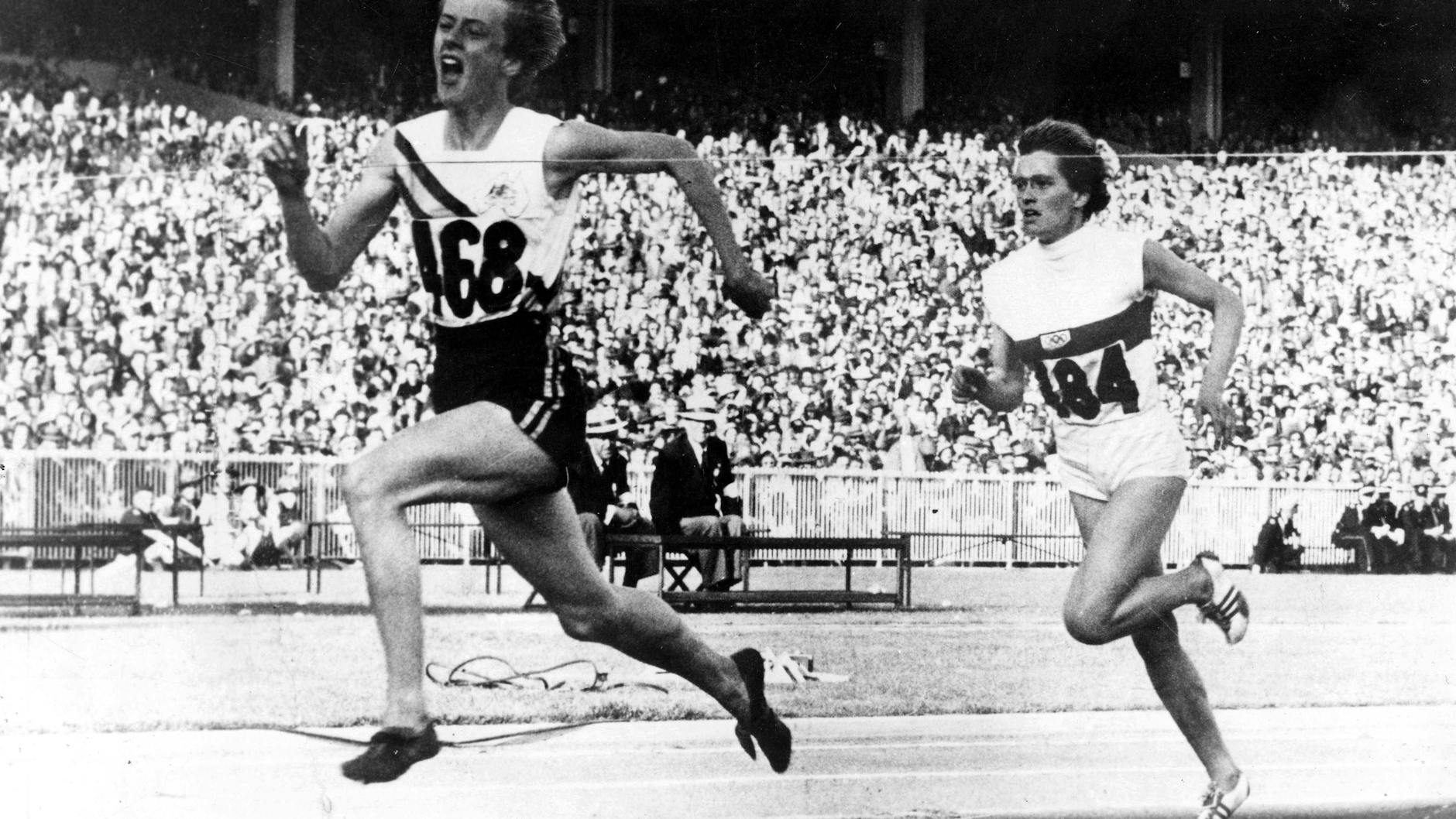Christa Stubnik (r.) spurtet 1956 bei Olympia in Melbourne über 200 Meter hinter Betty Cuthbert aus Australien zu Silber.