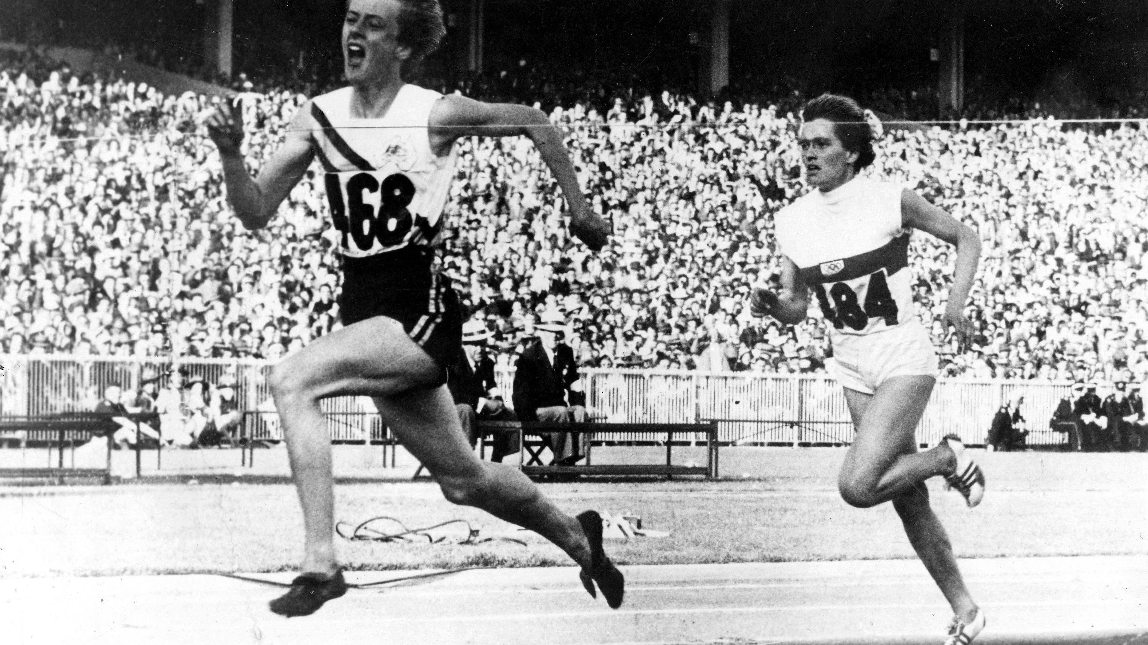 Christa Stubnik (r.) spurtet 1956 bei Olympia in Melbourne über 200 Meter hinter Betty Cuthbert aus Australien zu Silber.