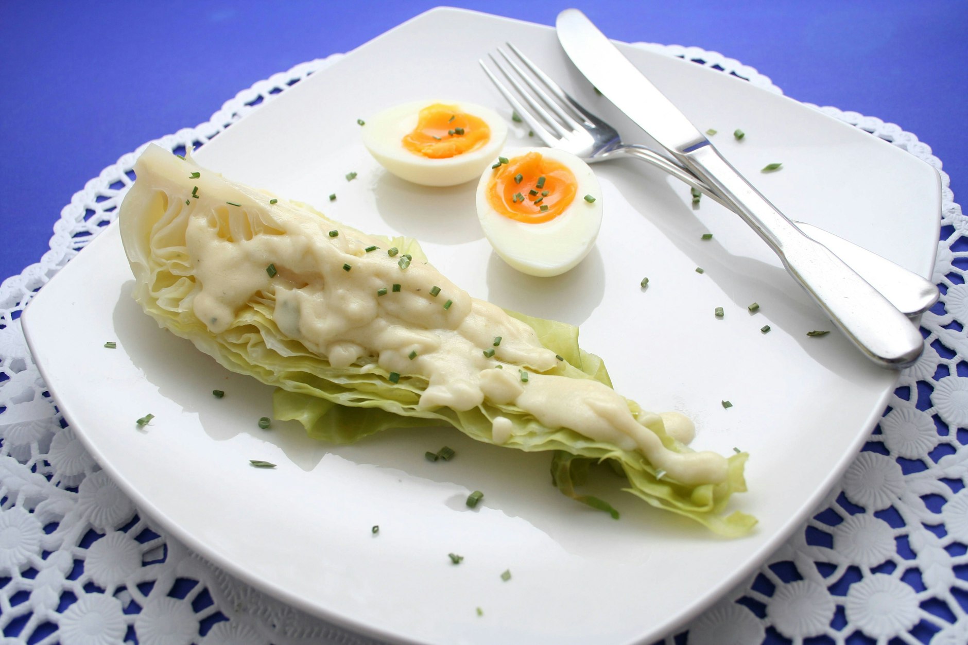 Das Rezept für Spitzkohl mit Käsesoße ist perfekt im Herbst.