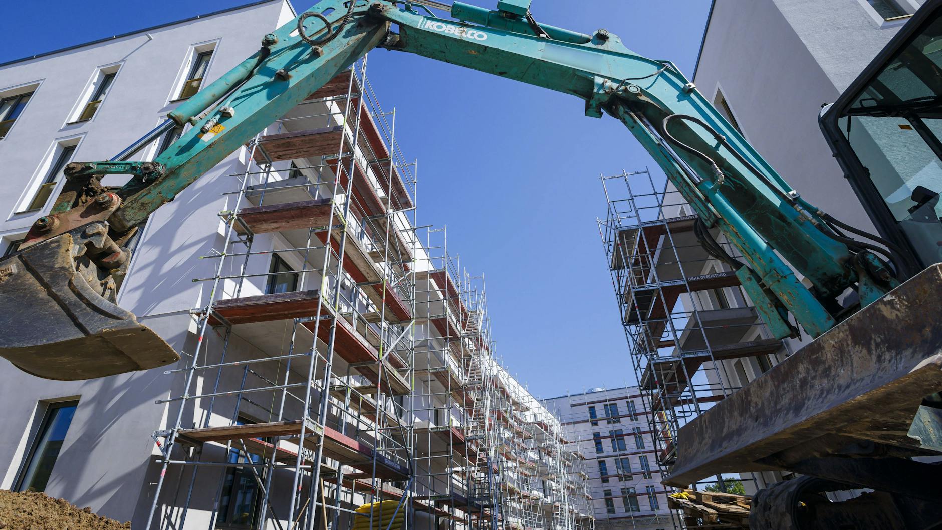 Auf dem Buckower Feld in Berlin-Neukölln wird fleißig für den Wohnungsbau gebaggert.