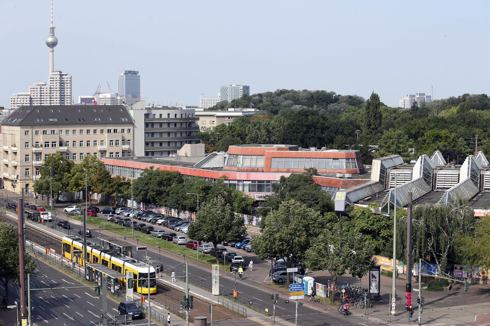 Das SEZ an der Landsberger Allee: Obwohl in Berlin neue Stadtquartiere entstehen, soll das einstige DDR-Spaßbad für neue Wohnungen abgerissen werden.