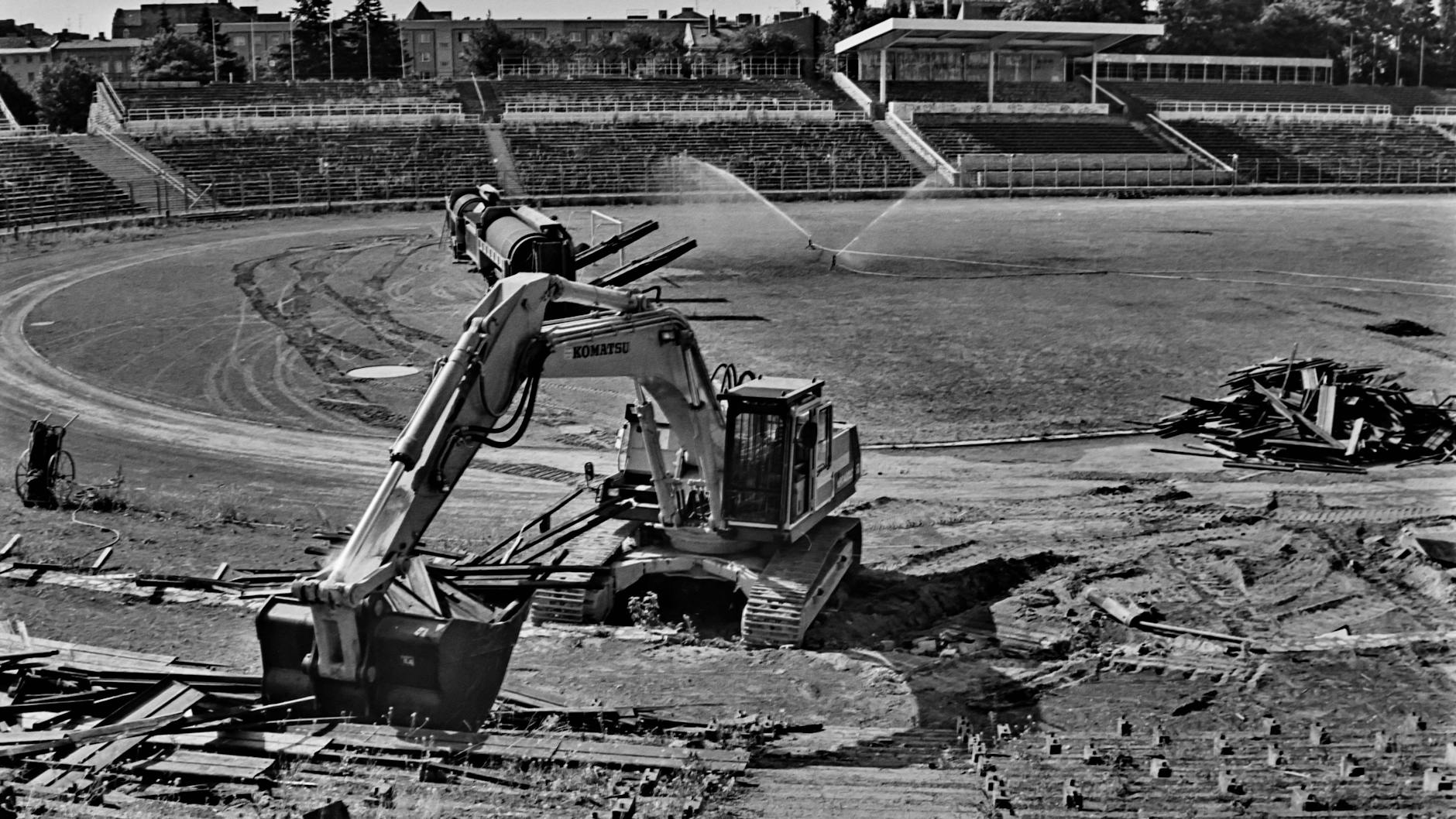 Der Abriss des Stadions der Weltjugend: So ähnlich dürften die Abrissarbeiten auch bald im Jahnstadion aussehen.
