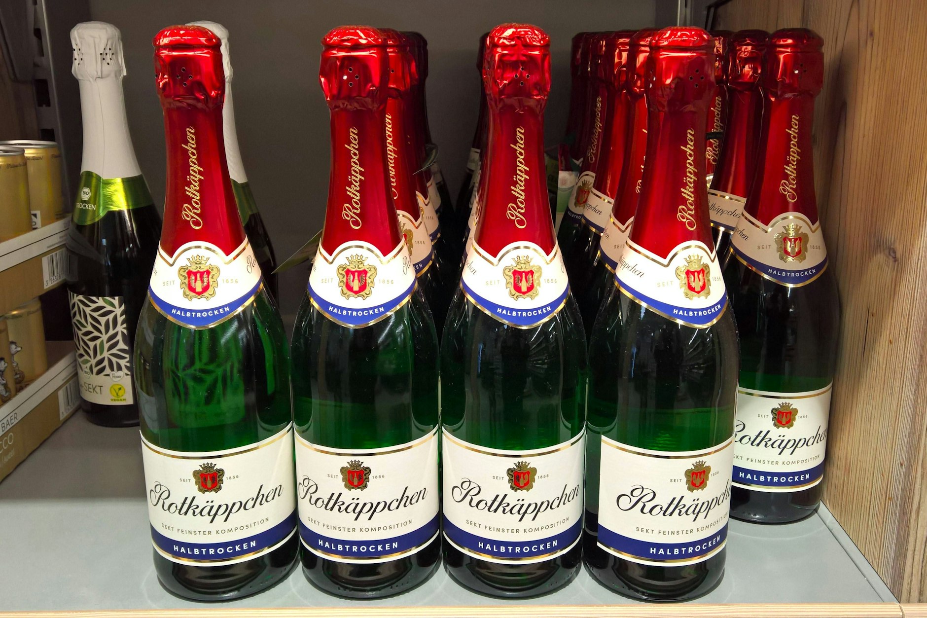 Rotkäppchen-Sekt war bereits zu DDR-Zeiten beliebt, gehört inzwischen zu den beliebtesten Marken in Ost und West.