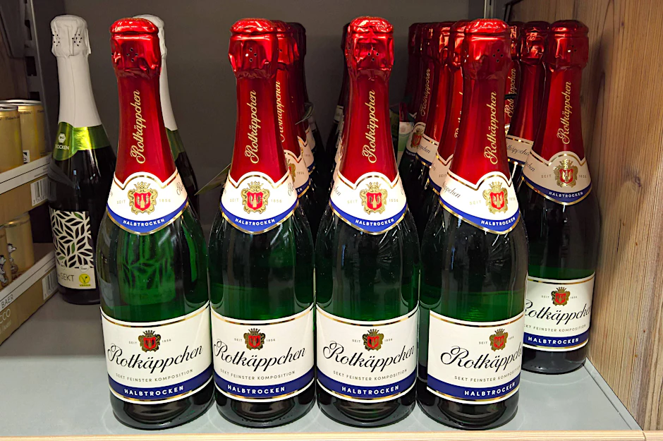 Rotkäppchen-Sekt war bereits zu DDR-Zeiten beliebt, gehört inzwischen zu den beliebtesten Marken in Ost und West.