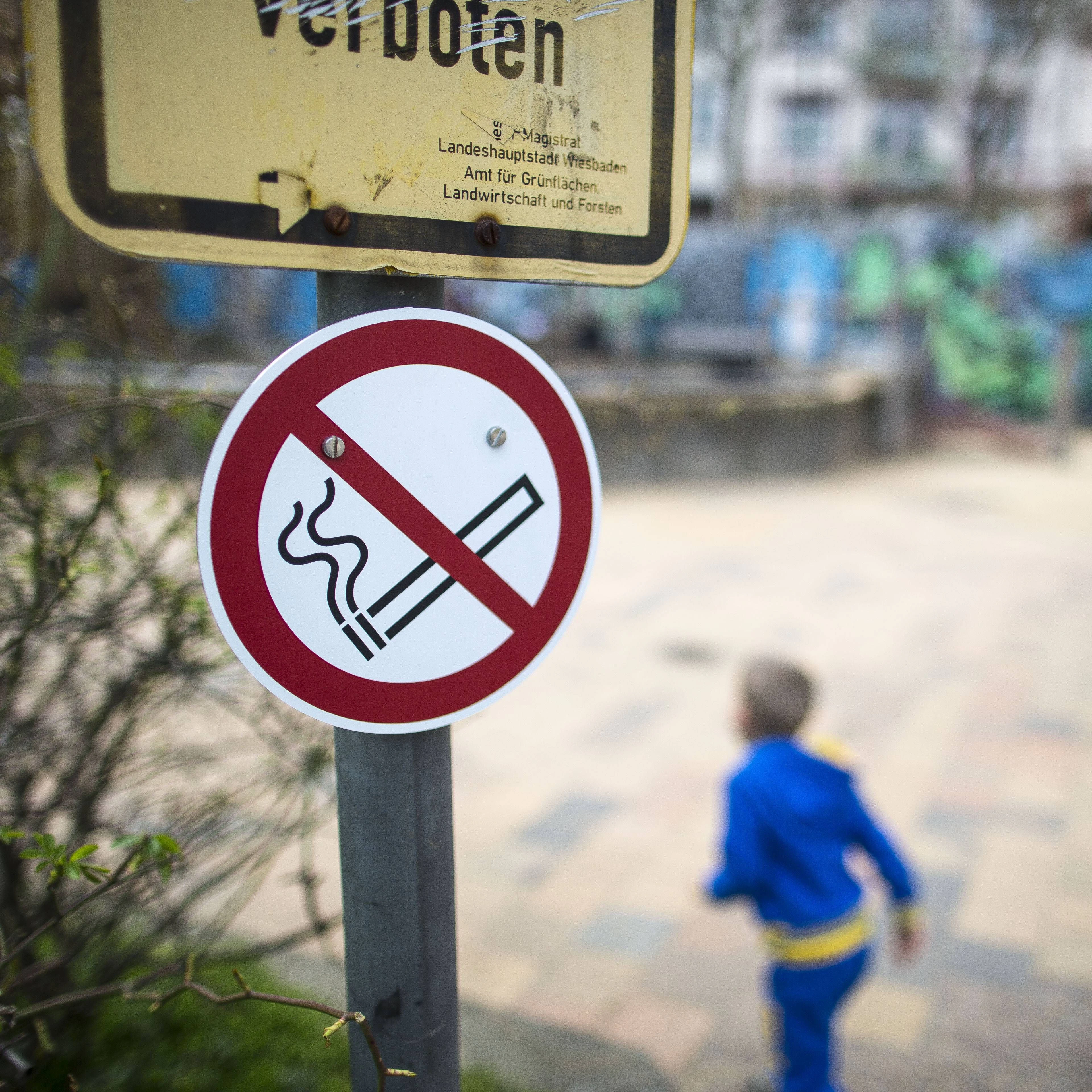 Auch auf Spielplätzen soll das Rauchen in den EU-Mitgliedsstaaten künftig verboten werden - wenn es nach den Empfehlungen der EU geht.