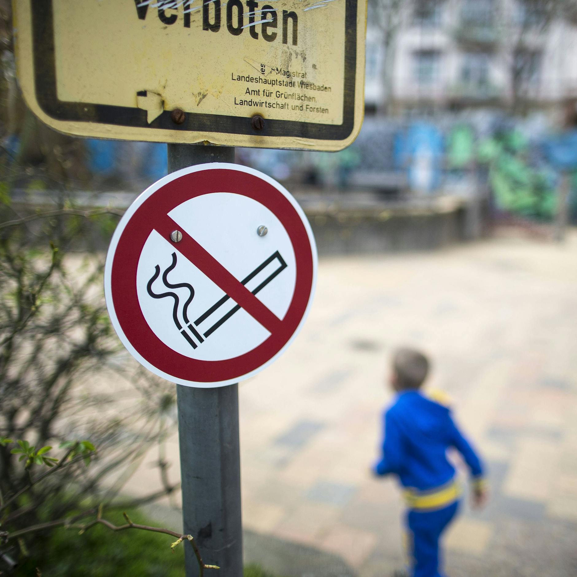 Auch auf Spielplätzen soll das Rauchen in den EU-Mitgliedsstaaten künftig verboten werden - wenn es nach den Empfehlungen der EU geht.