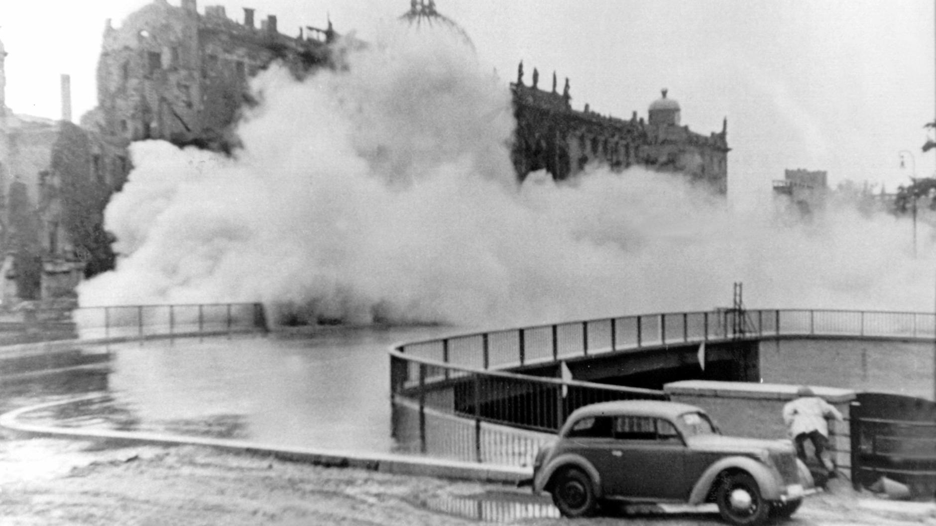 Auch die DDR ging gerade nicht zimperlich mit historischen Gebäuden um, sprengte 1950 