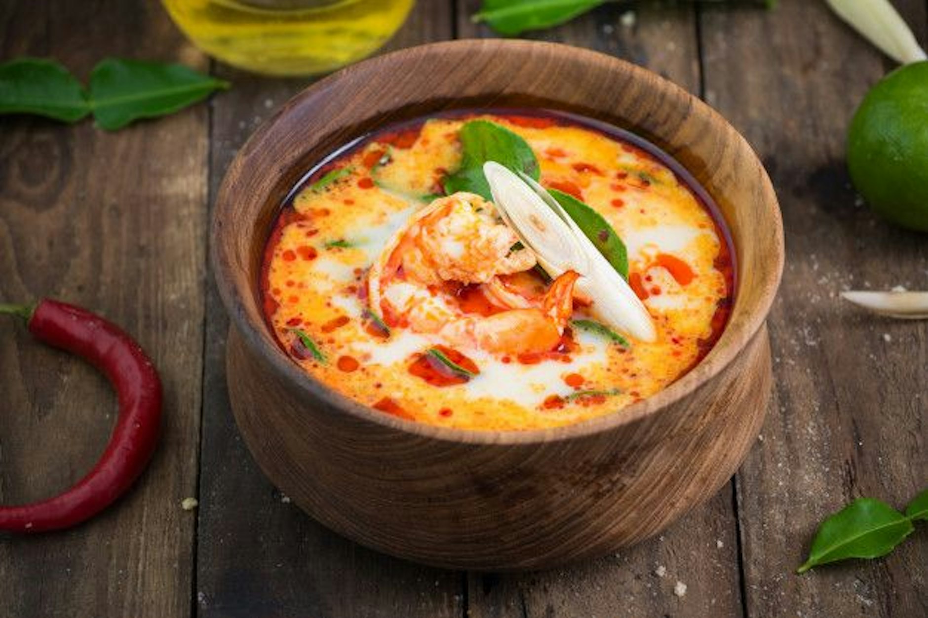 Eine Tom-Yum-Goong-Suppe mit Shrimps, Chili-Öl, Zwiebeln und Fisch-Soße.