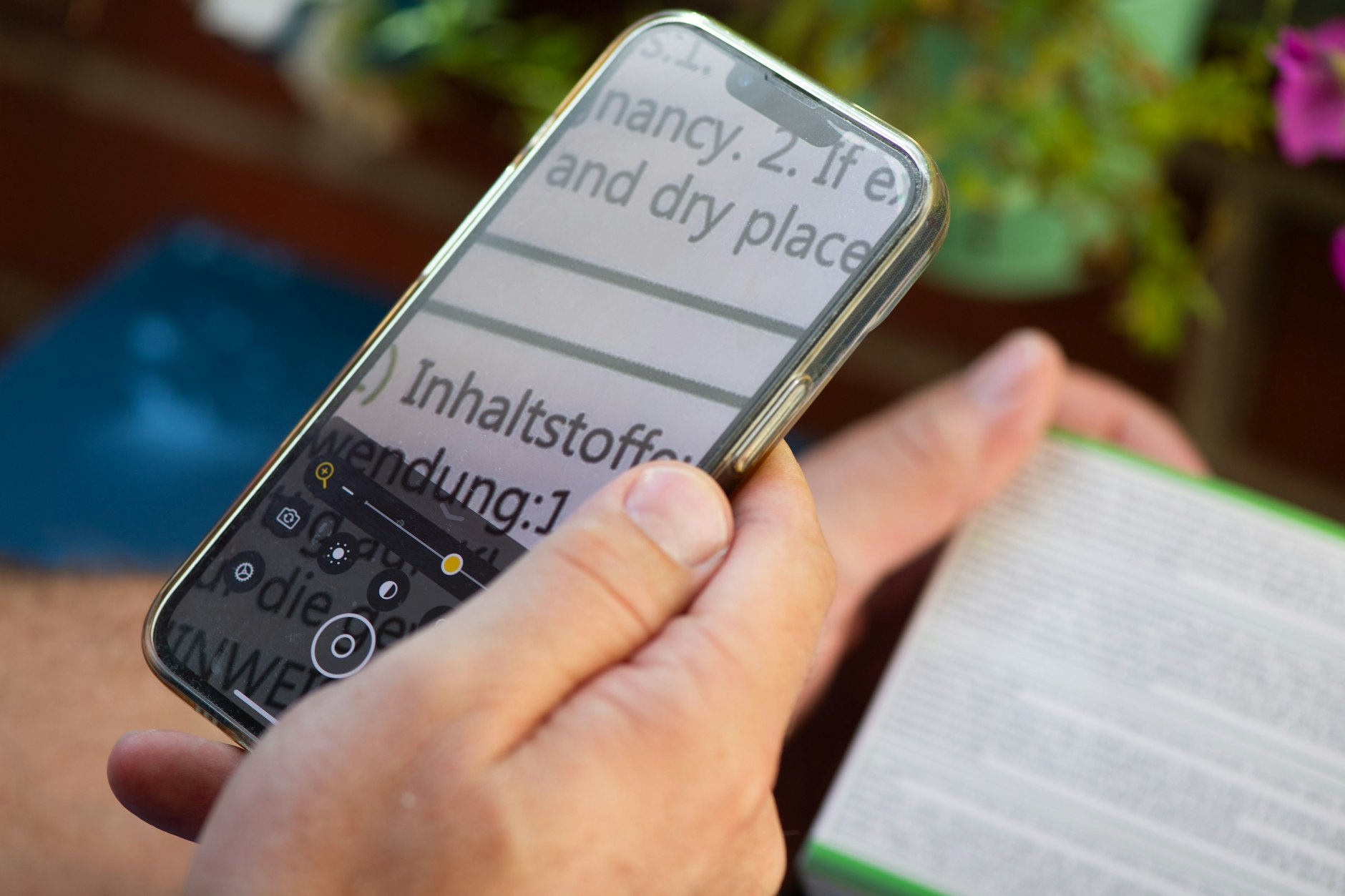 Die Kamera des Smartphones erkennt ganze Dokumente und kann Texte scannen.