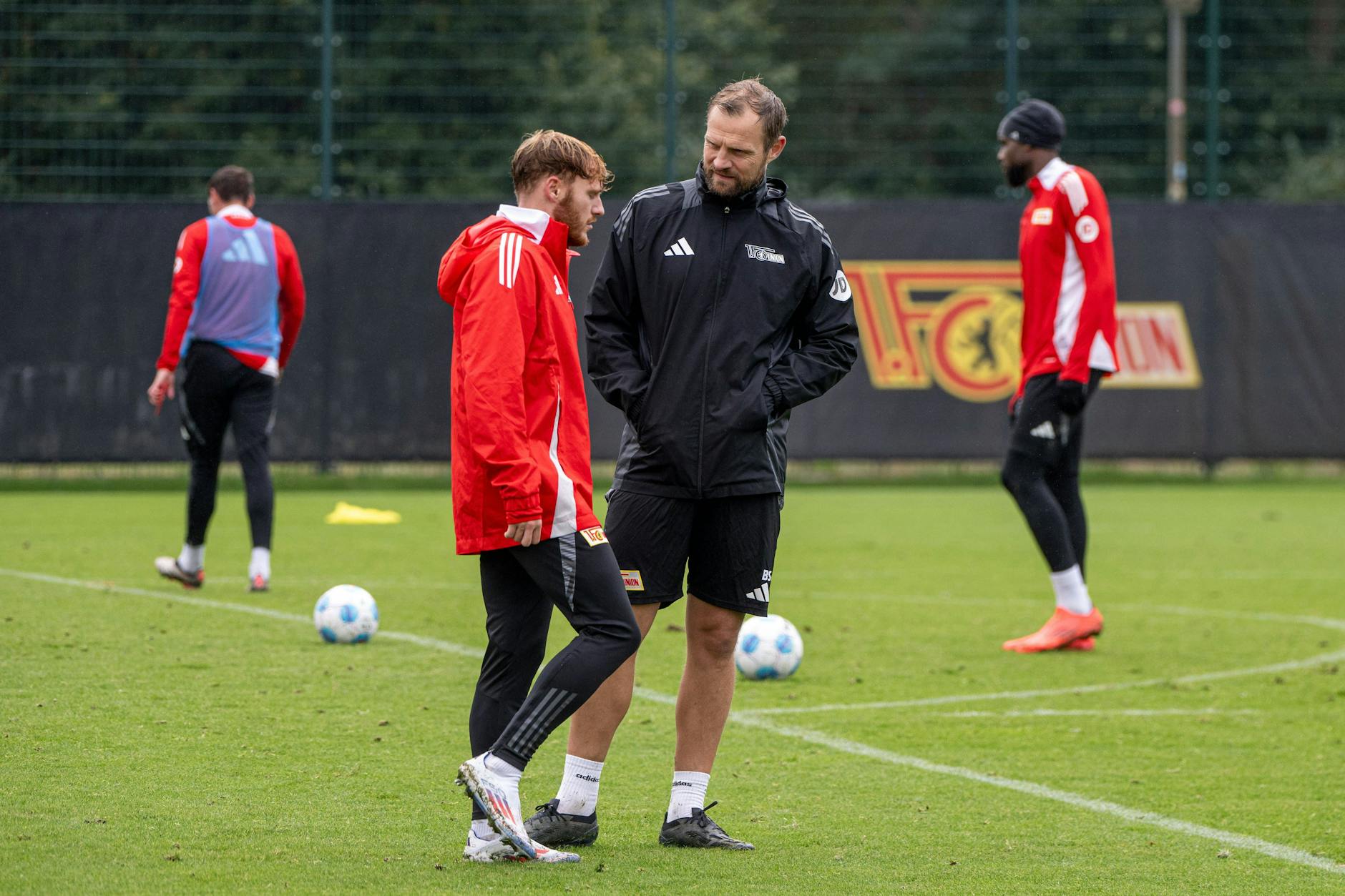 Union-Coach Bo Svensson (rechts) diskutiert während des Trainings mit Yorbe Vertessen.
