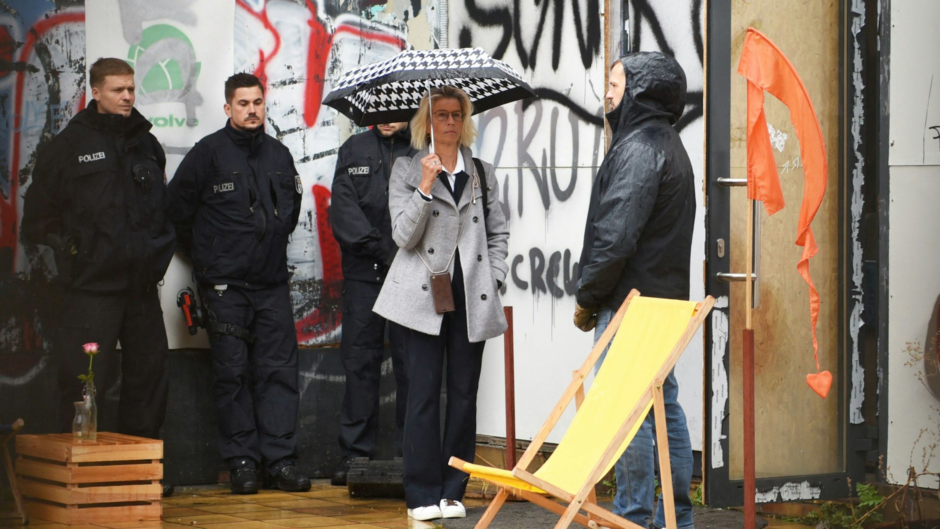 BIM-Chefin Brigit Möhring betritt mit Polizisten das SEZ. Ihre Behörde soll das Areal verwalten.