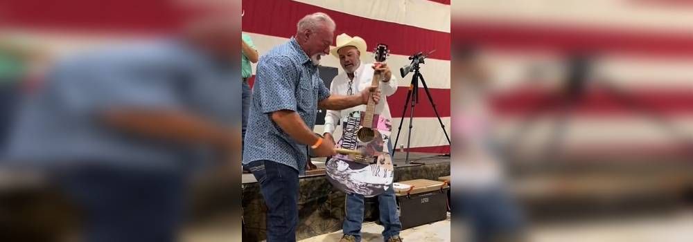 Image - Trump-Fan zertrümmert Taylor Swift-Gitarre nach Auktion +++ mit Video!