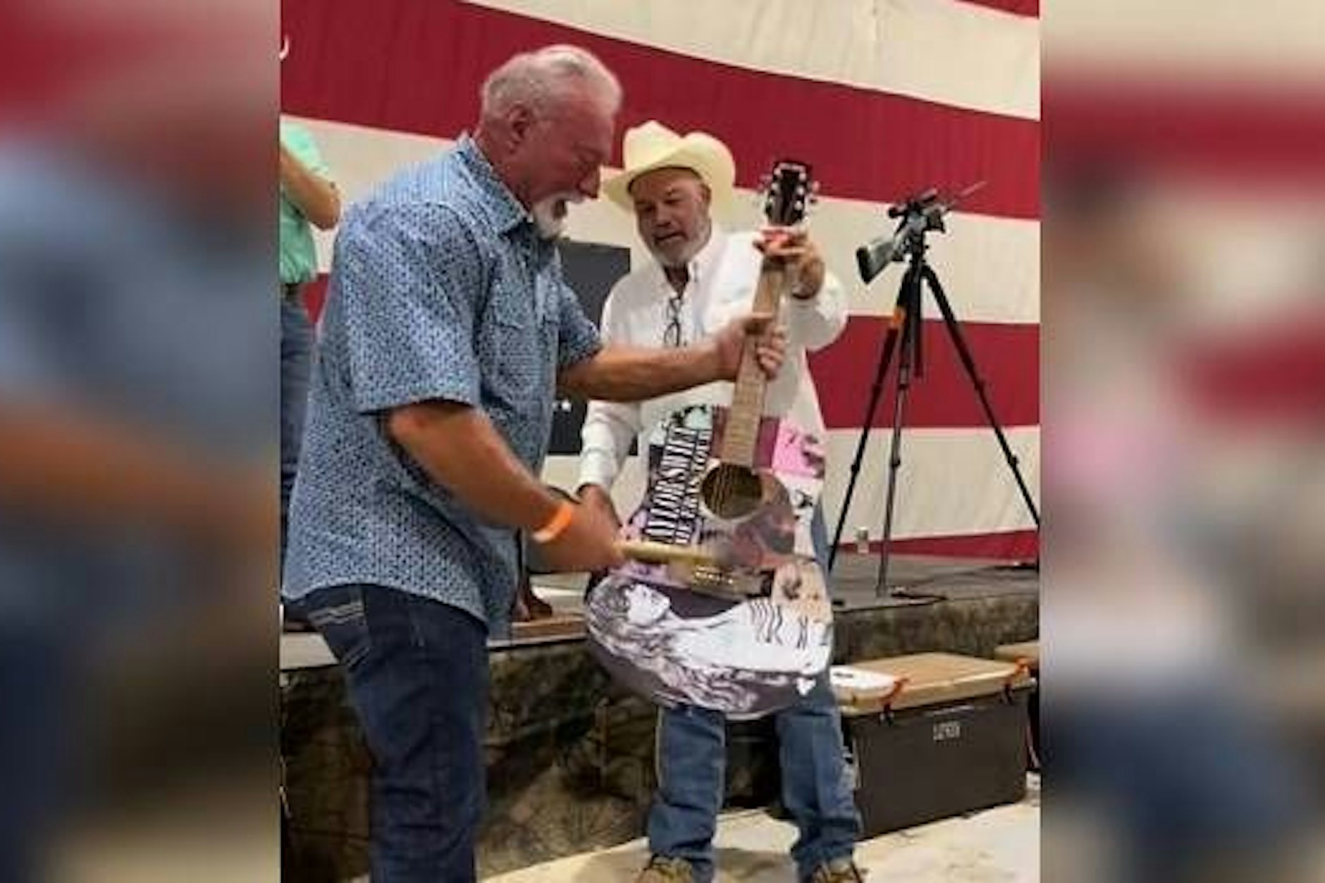 Ausschnitt aus dem Video, in dem ein Trumpf-Fan seine gerade ersteigerte Gitarre von Taylor Swift zerstört.