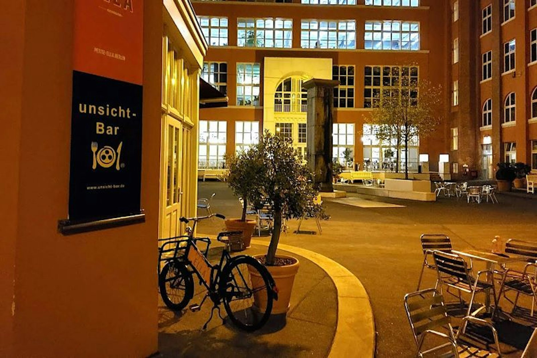 Das Restaurant liegt unweit vom Alexanderplatz auf dem Gelände der historischen BACKFABRIK.