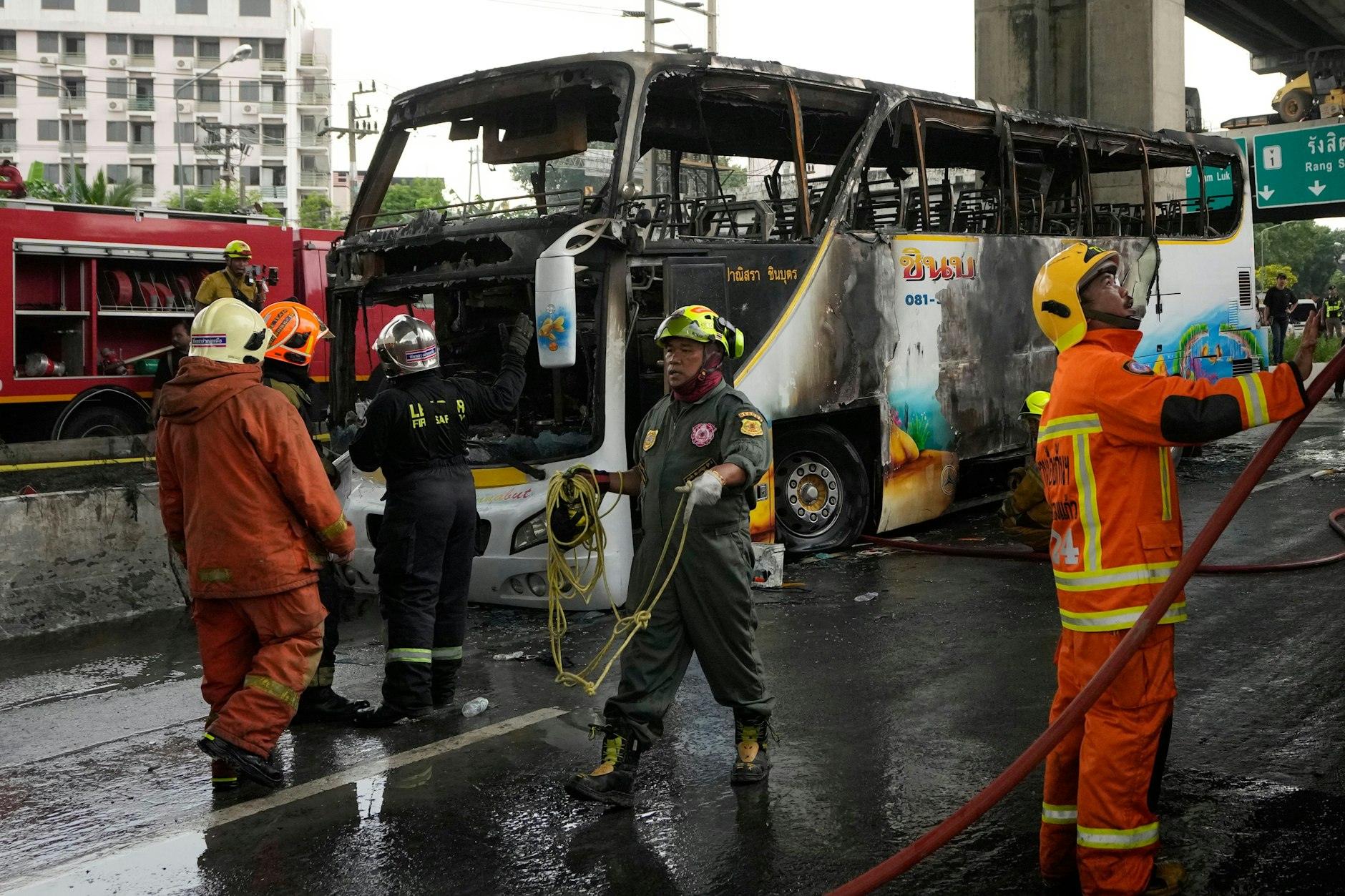 Der völlig ausgebrannte Bus in einem Vorort von Bangkok.
