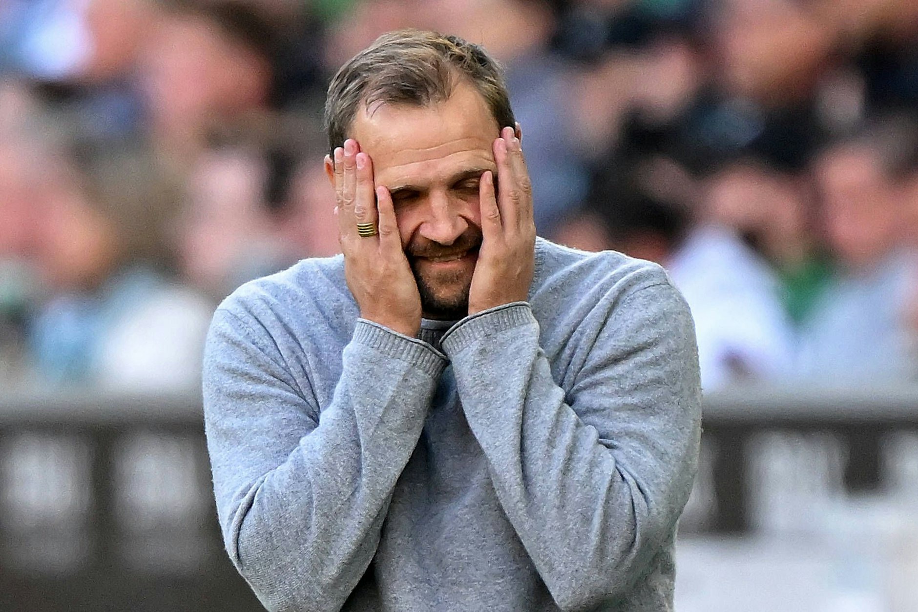 Kann es nicht fassen, dass sein Team in der Nachspielzeit noch das 0:1 kassiert: Union-Coach Bo Svensson