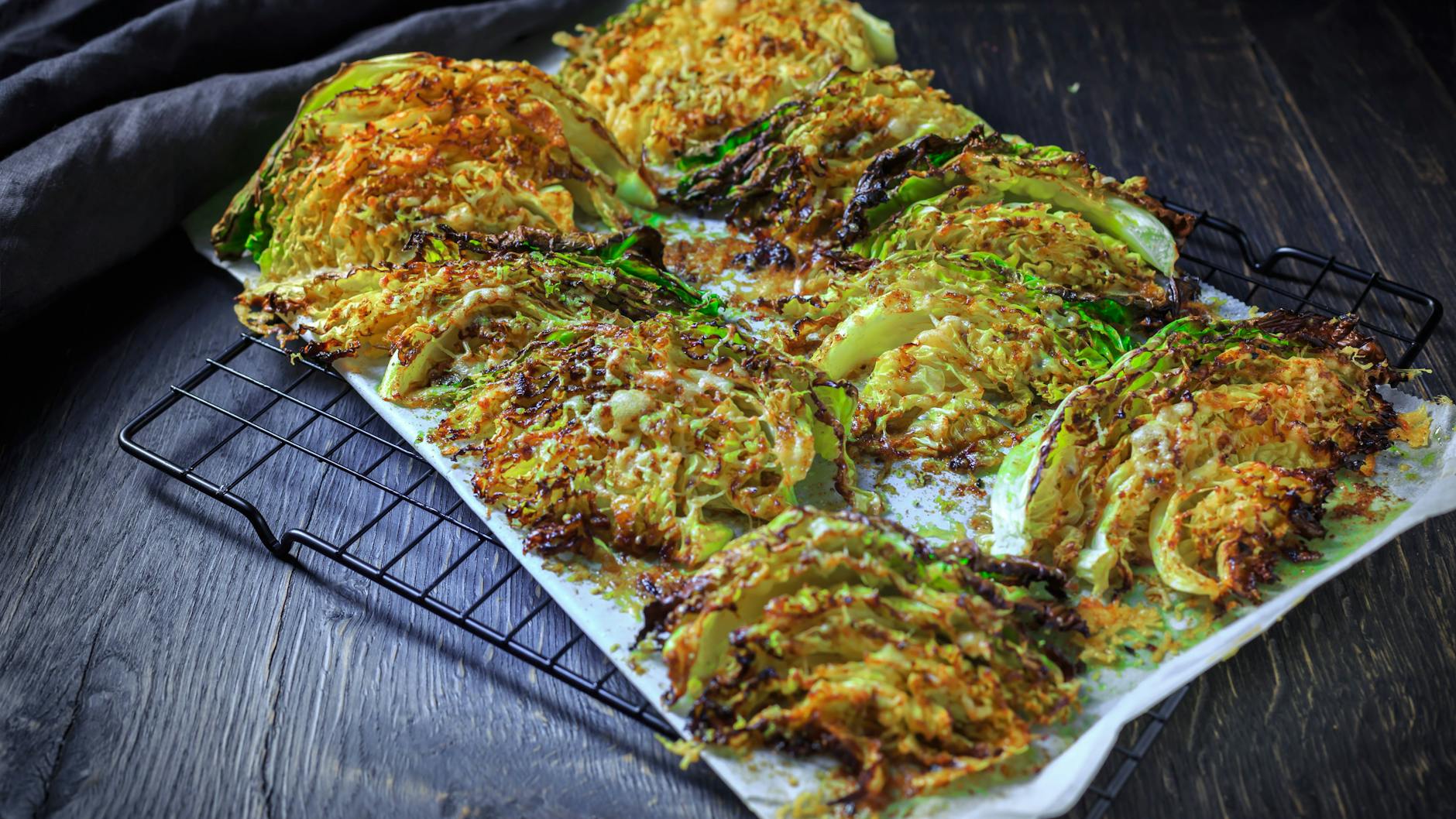 Der leckere Wirsing mit Parmesan und Knusper-Kruste vom Blech ist im Handumdrehen fertig - mit dem REzept zaubern Sie das Herbst-Gericht ganz schnell.