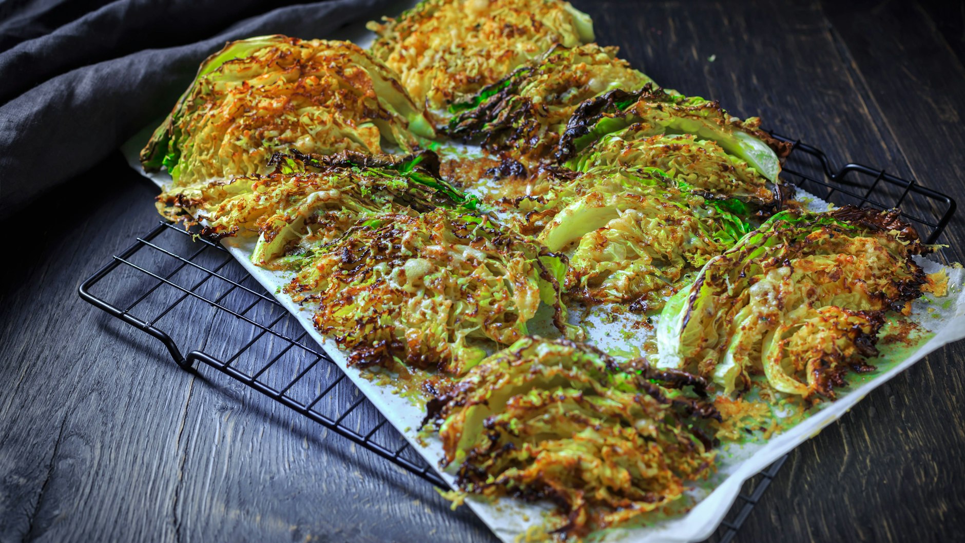 Der leckere Wirsing mit Parmesan und Knusper-Kruste vom Blech ist im Handumdrehen fertig - mit dem REzept zaubern Sie das Herbst-Gericht ganz schnell.