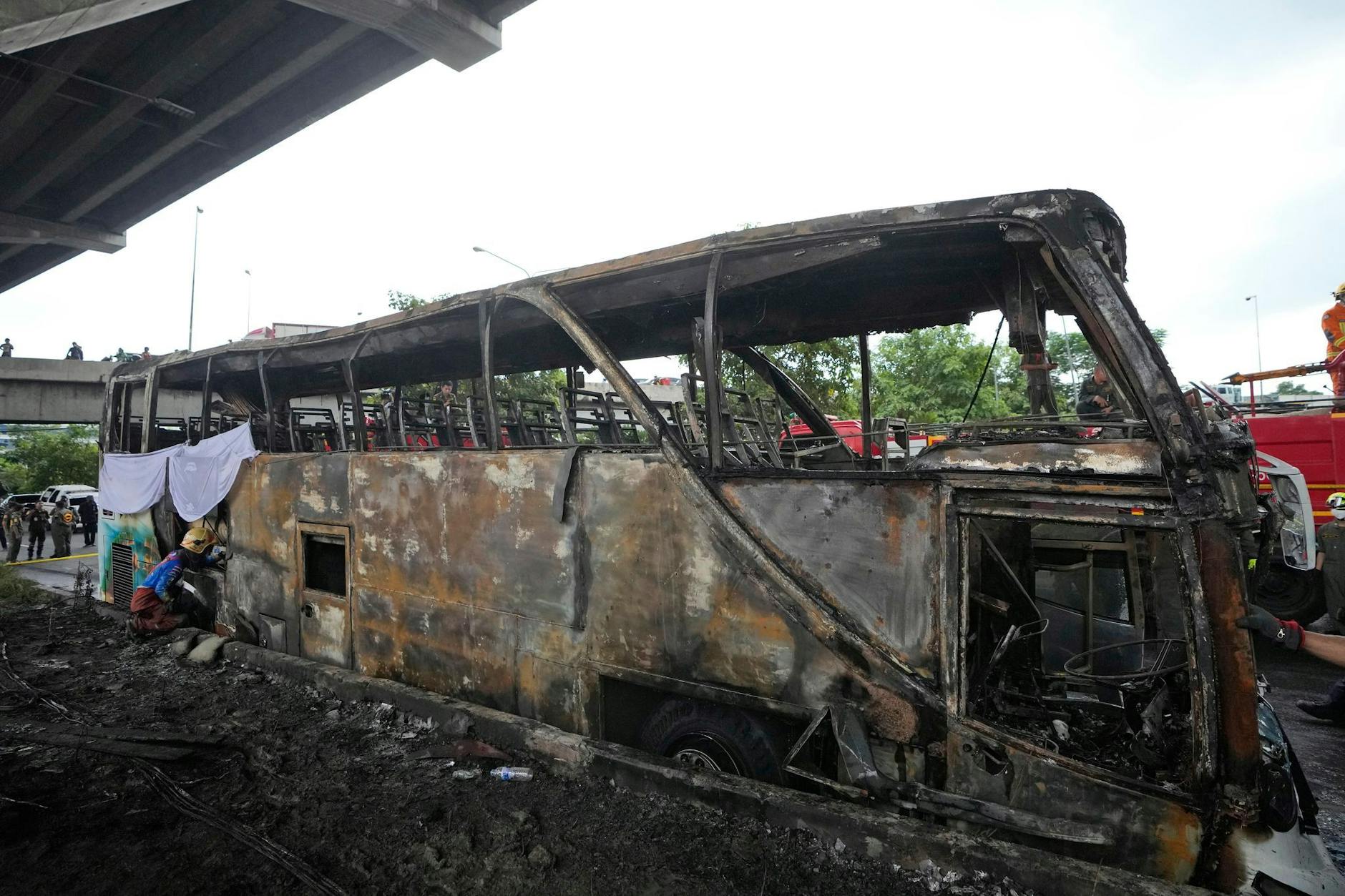Der Schulbus in Thailand brannte komplett aus. Der Fahrer flüchtete vom Unfallort.