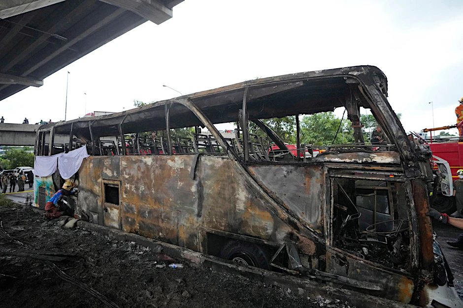 Der Schulbus in Thailand brannte komplett aus. Der Fahrer flüchtete vom Unfallort.