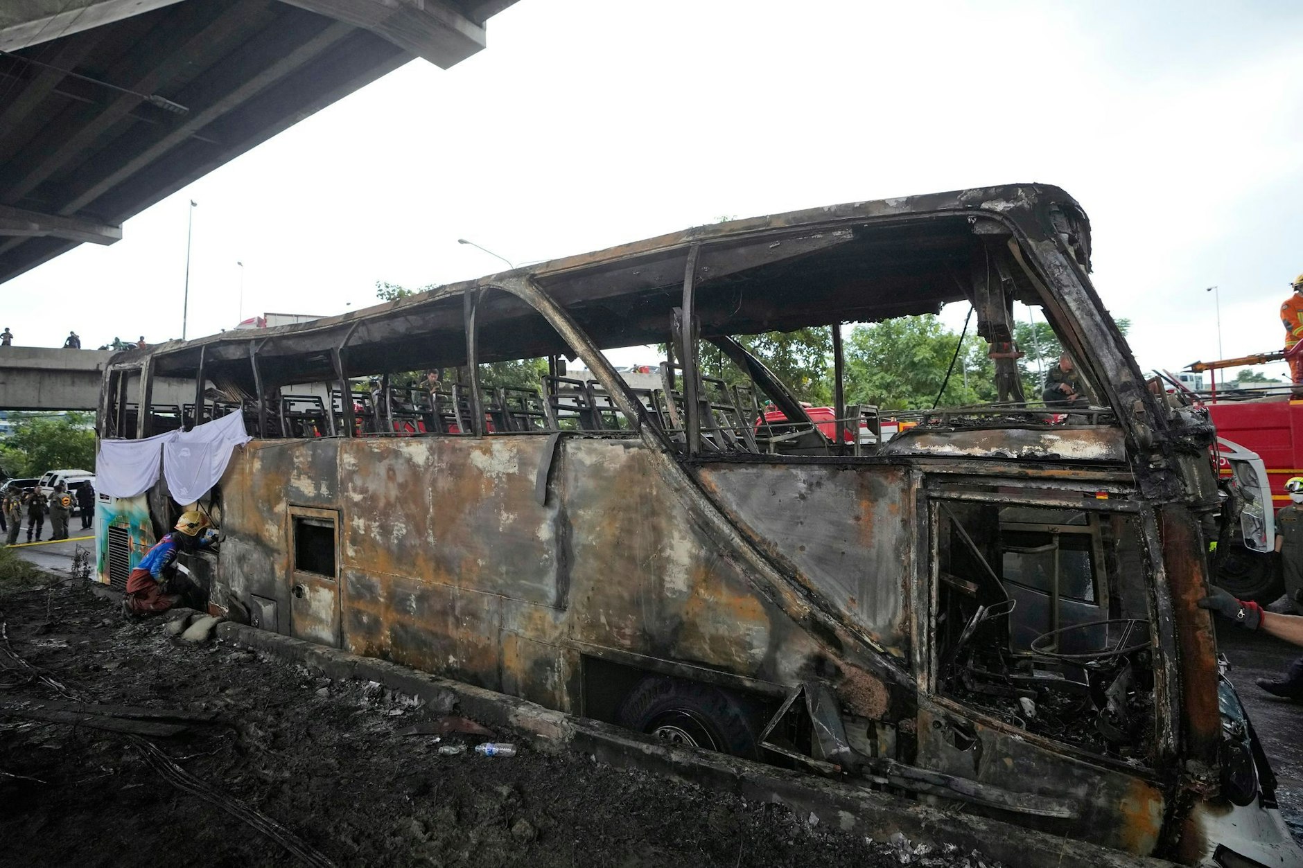 Der Schulbus in Thailand brannte komplett aus. Der Fahrer flüchtete vom Unfallort.
