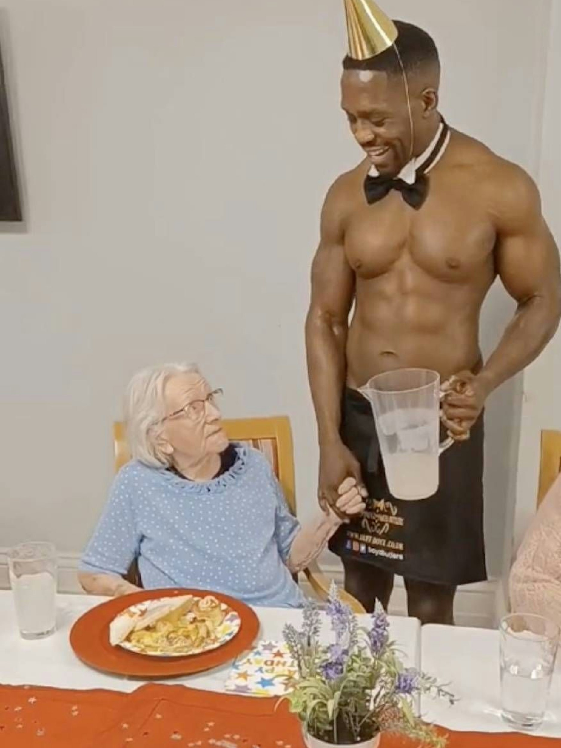 Eine Bewohnerin des Pflegeheims durfte die Hand des Strippers halten, als er ihr Limonade einschenkte.