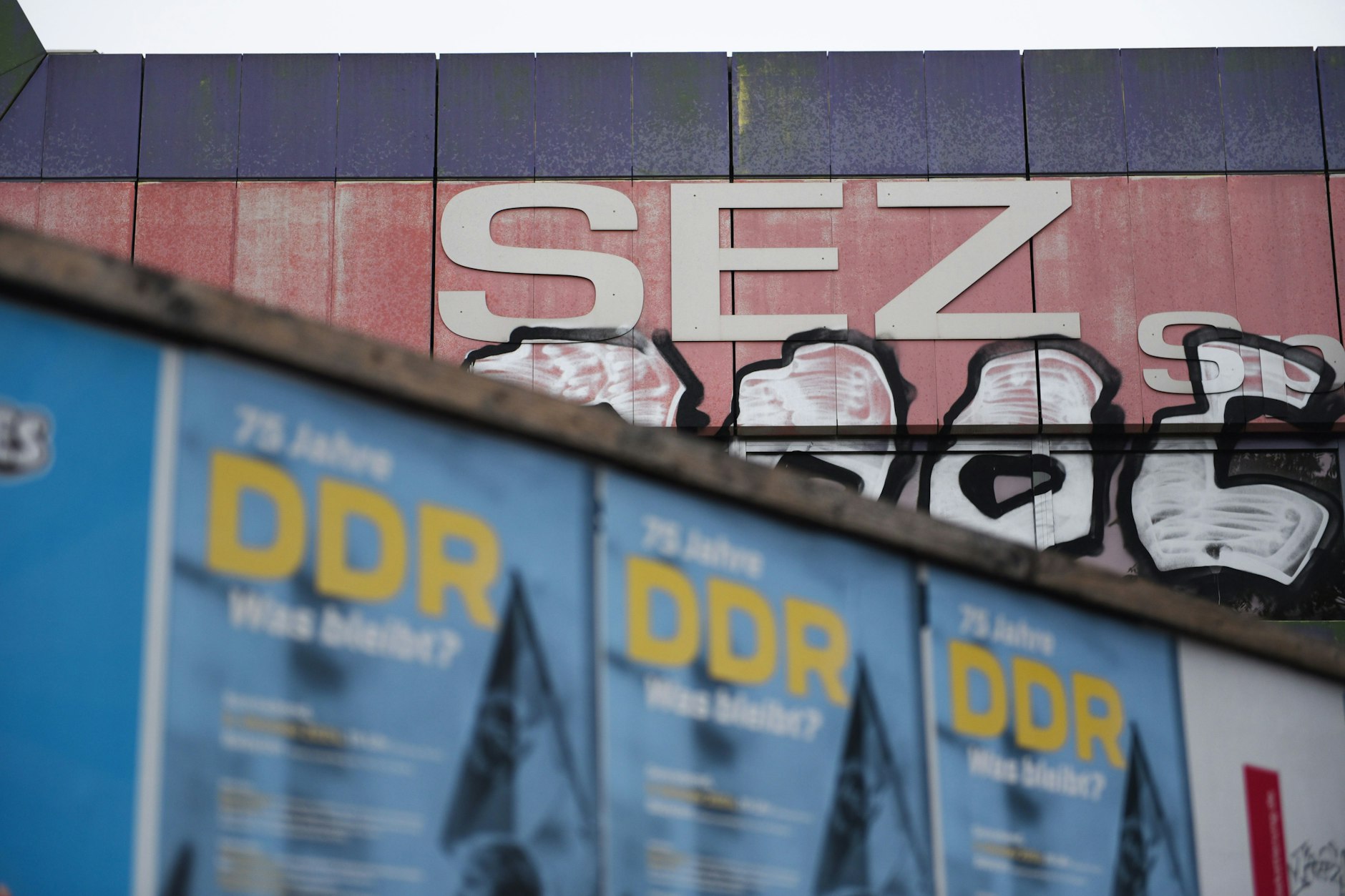 Kaum hat das Land Berlin das einstige DDR-Spaßbad wieder, will Bausenator Christian Gaebler das SEZ abreißen lassen.