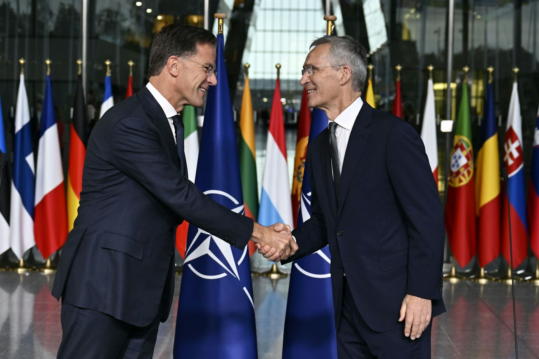 Jens Stoltenberg (r.) und der neue Nato-Generalsekretär Mark Rutte bei der Amtsübergabe
