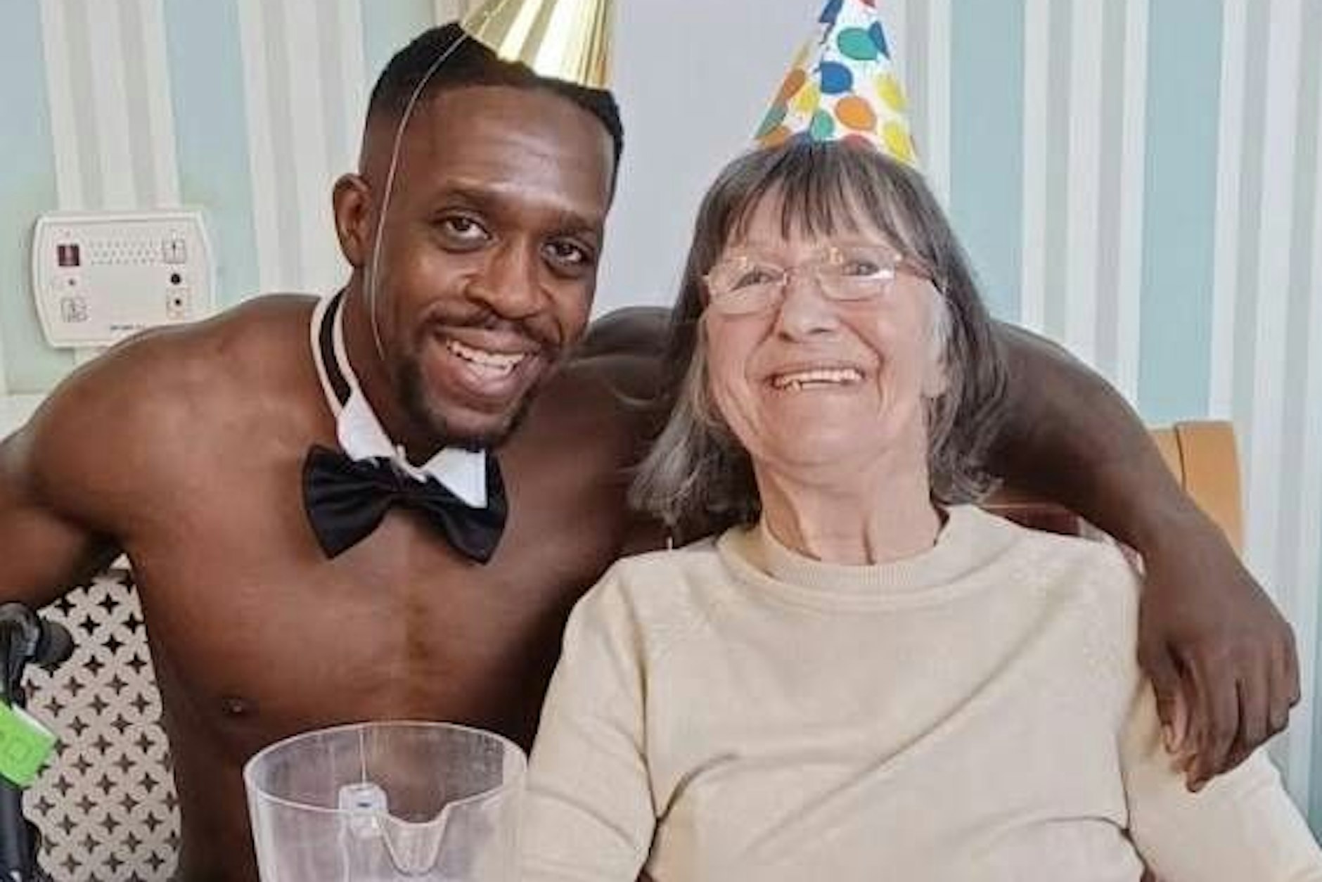 Nackt-Butler Chris und Party-Gast Liz Brown. Bei der Geburtstagsparty im Pflegeheim sorgte die besondere Überraschung für viel Spaß ...