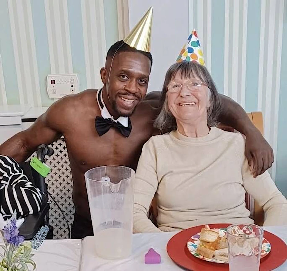 Nackt-Butler Chris und Party-Gast Liz Brown. Bei der Geburtstagsparty im Pflegeheim sorgte die besondere Überraschung für viel Spaß ...