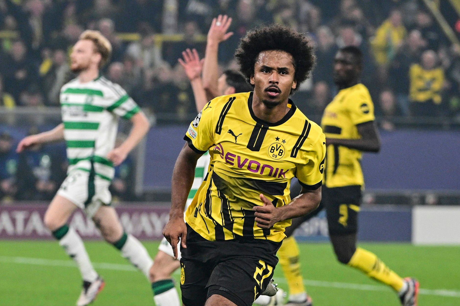 Dortmunds Karim Adeyemi dreht nach seinem Treffer zum 2:1 zum Jubeln ab.