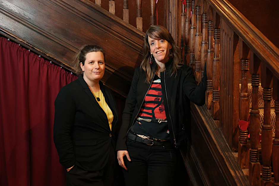 Sonja Longolius (l.) und Janika Gelinek, vor einem Jahr im Literaturhaus Berlin (Li-Be) fotografiert, als sie fünf Jahre als Leiterinnen im Amt waren. Nun wird die Villa in der Fasanenstraße saniert.