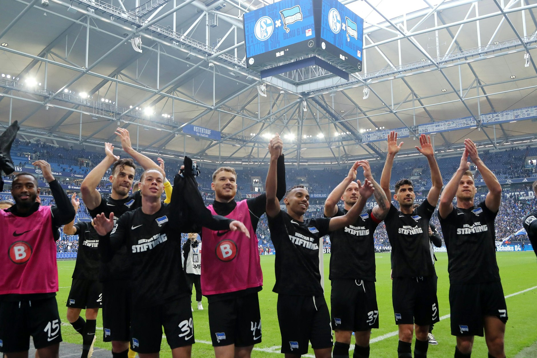 Vergangene Saison feierte Hertha BSC einen 2:1-Sieg auf Schalke. Am Samstag soll wieder gejubelt werden.