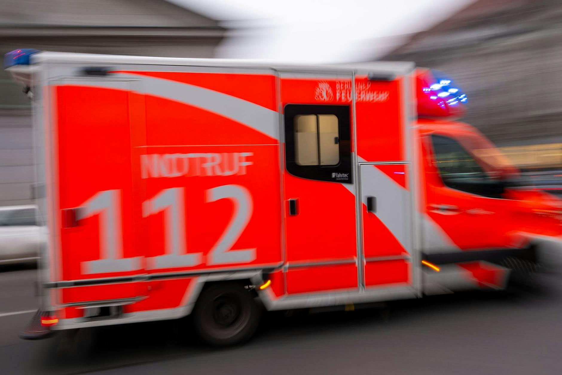 Ein Rettungswagen fährt mit Blaulicht zu einem Einsatz. Eine Fußgängerin ist in Berlin-Reinickendorf von einem Auto erfasst und wenig später im Krankenhaus gestorben. 