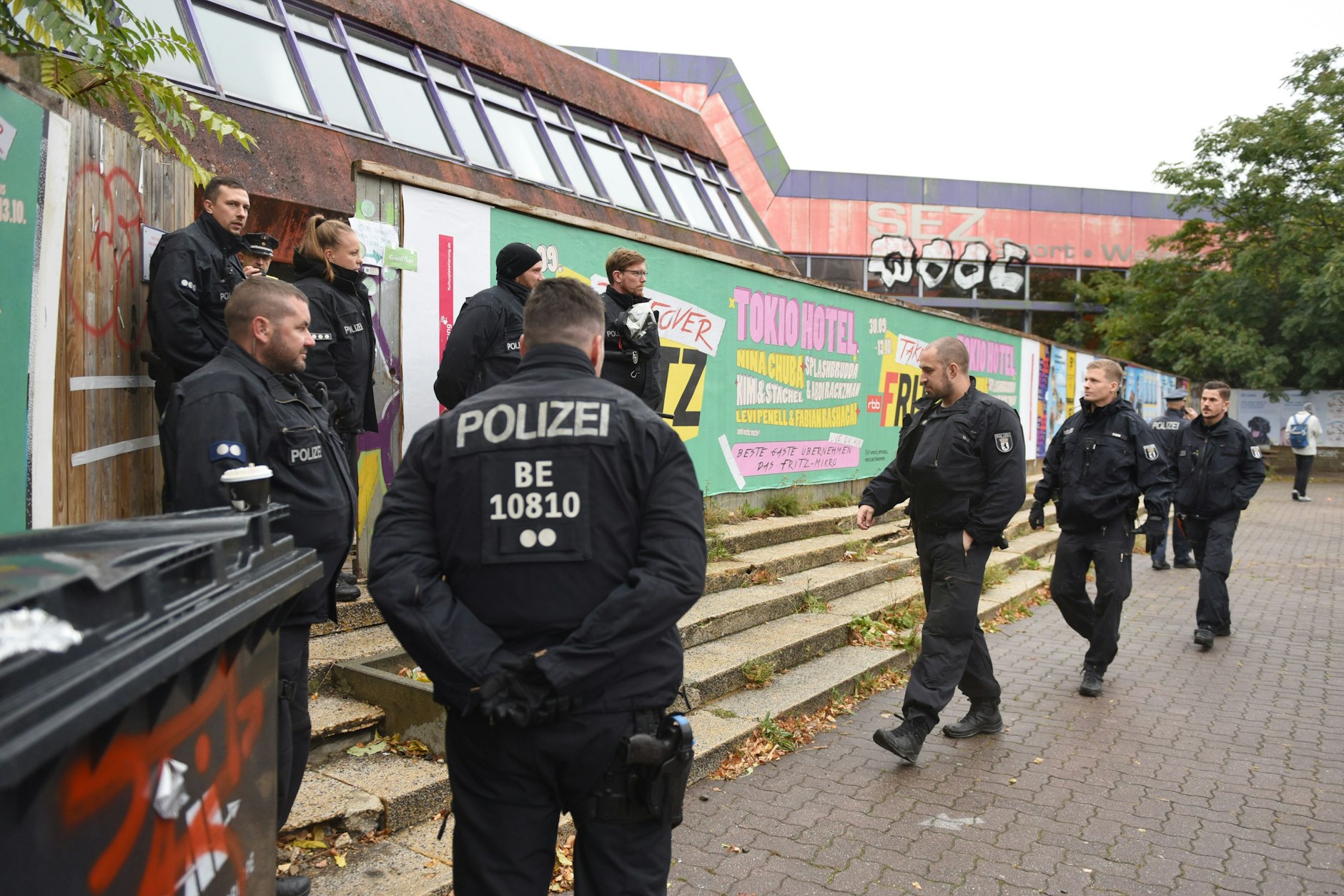 Polizisten kommen zum SEZ, sichern am Eingang die Aktion der Gerichtsvollzieher.