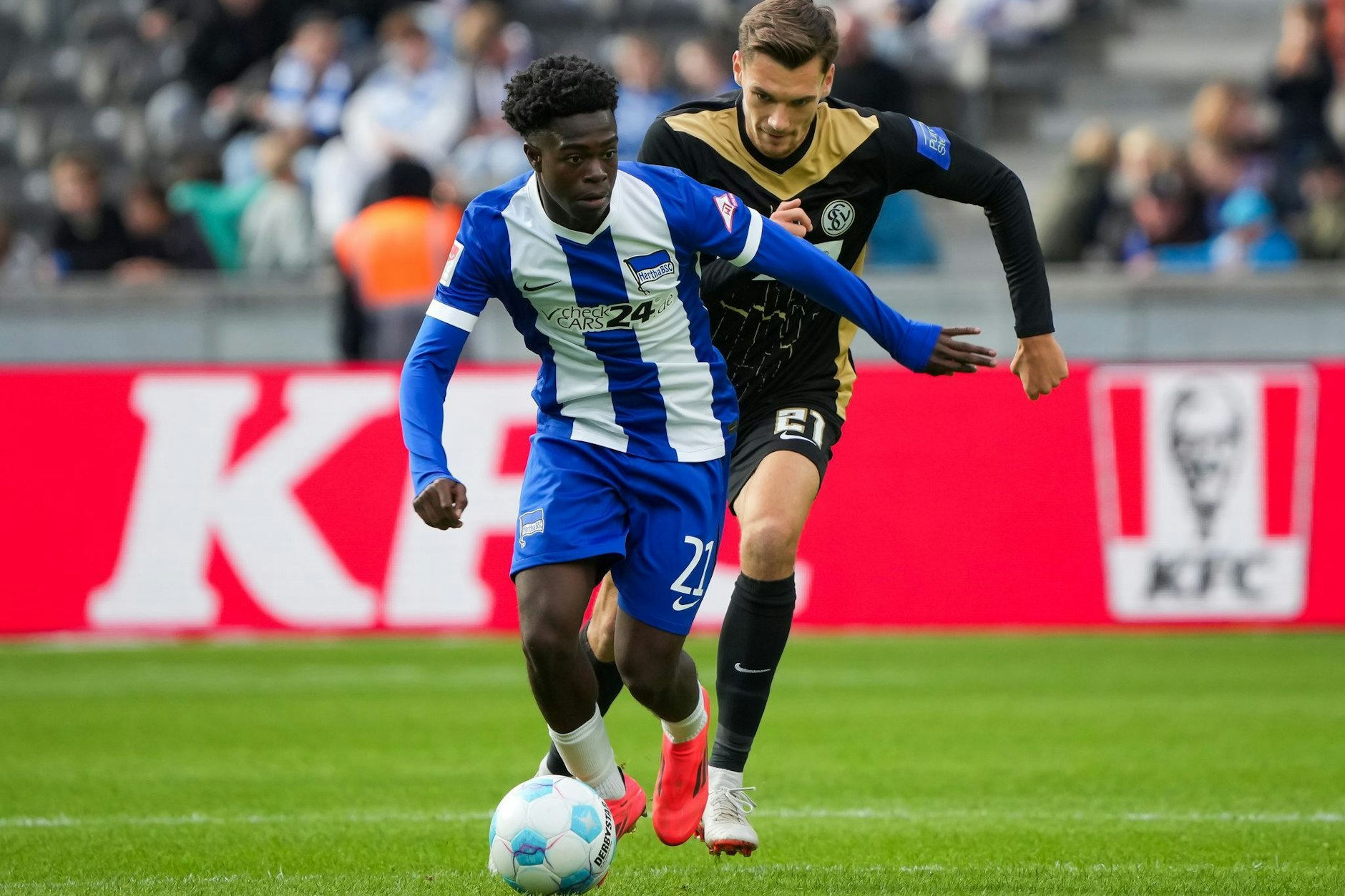 Boris Blum (16) ist ab sofort der jüngste Profi, der je für Hertha BSC auf dem Platz stand. 