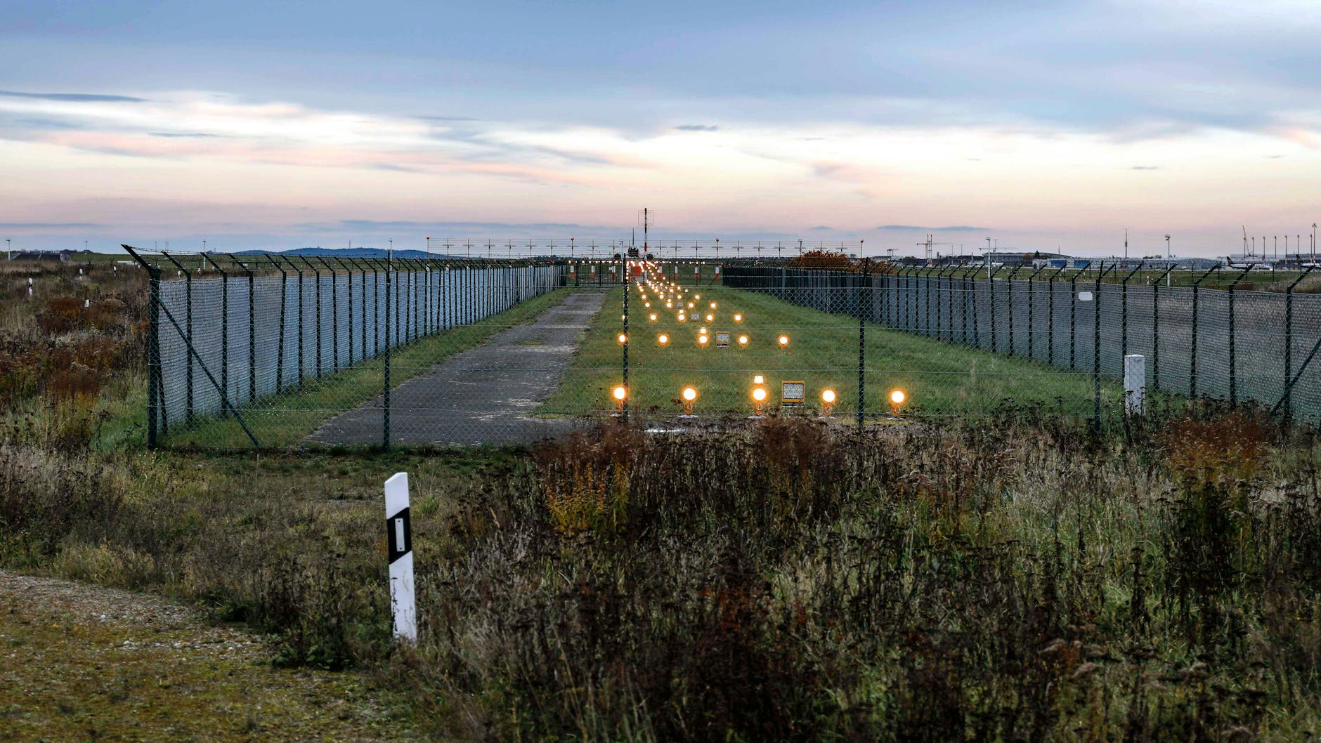 Ein Leuchtfeuer an der Landebahn des BER Flughafen Berlin-Brandenburg.