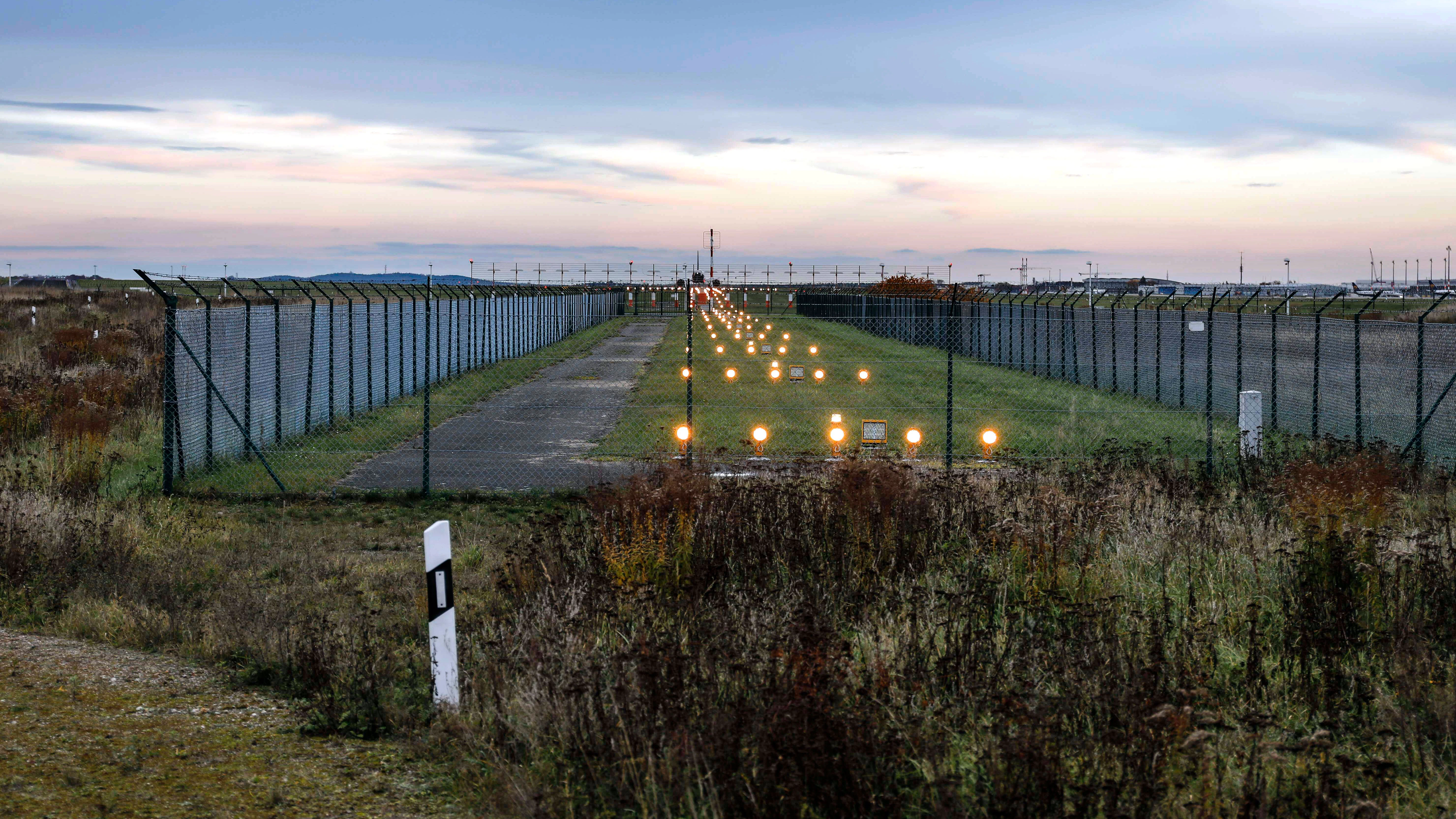 Ein Leuchtfeuer an der Landebahn des BER Flughafen Berlin-Brandenburg.